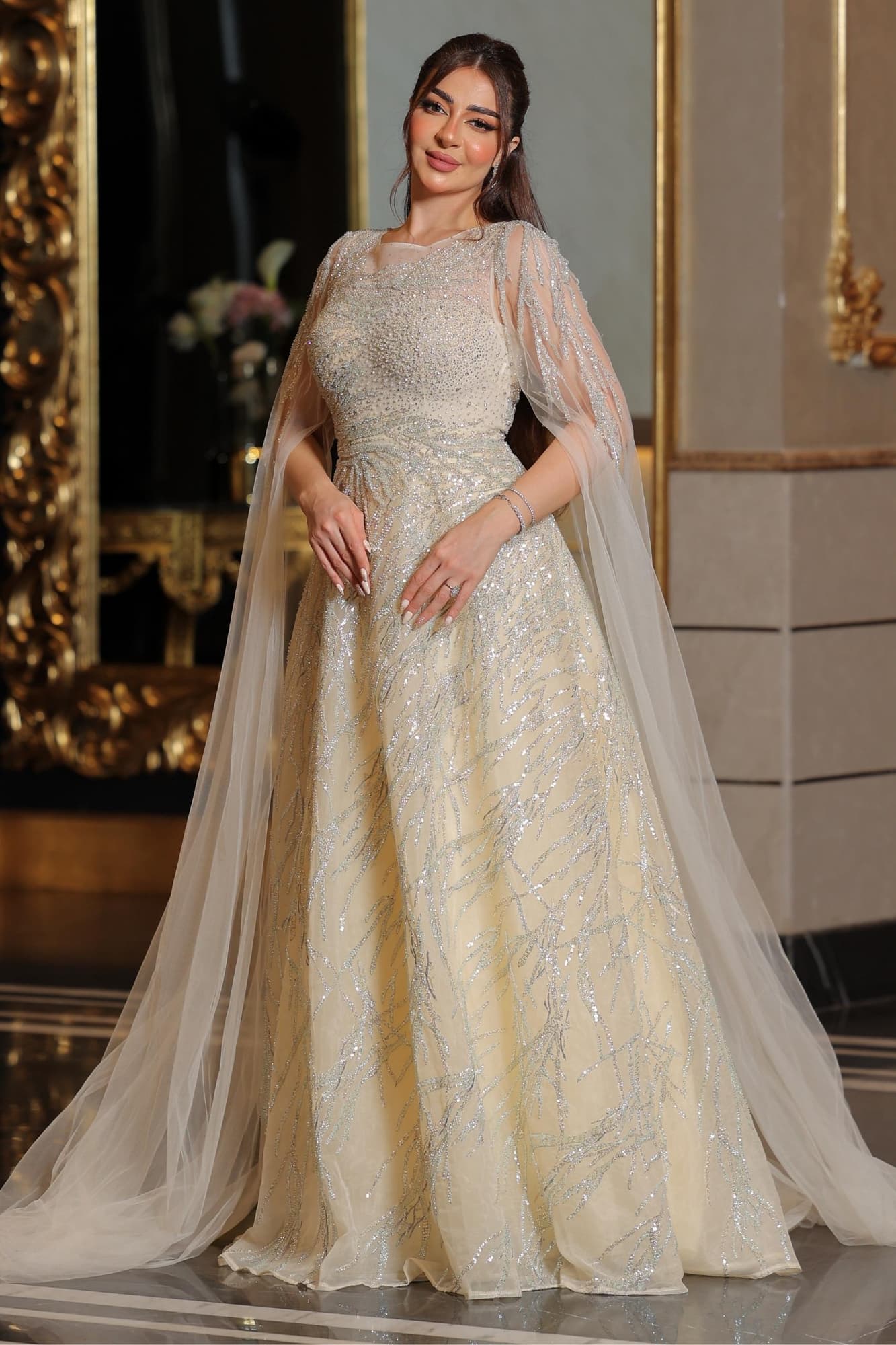 فستان سهرة فخم مزين بتطريزات فضية لامعة