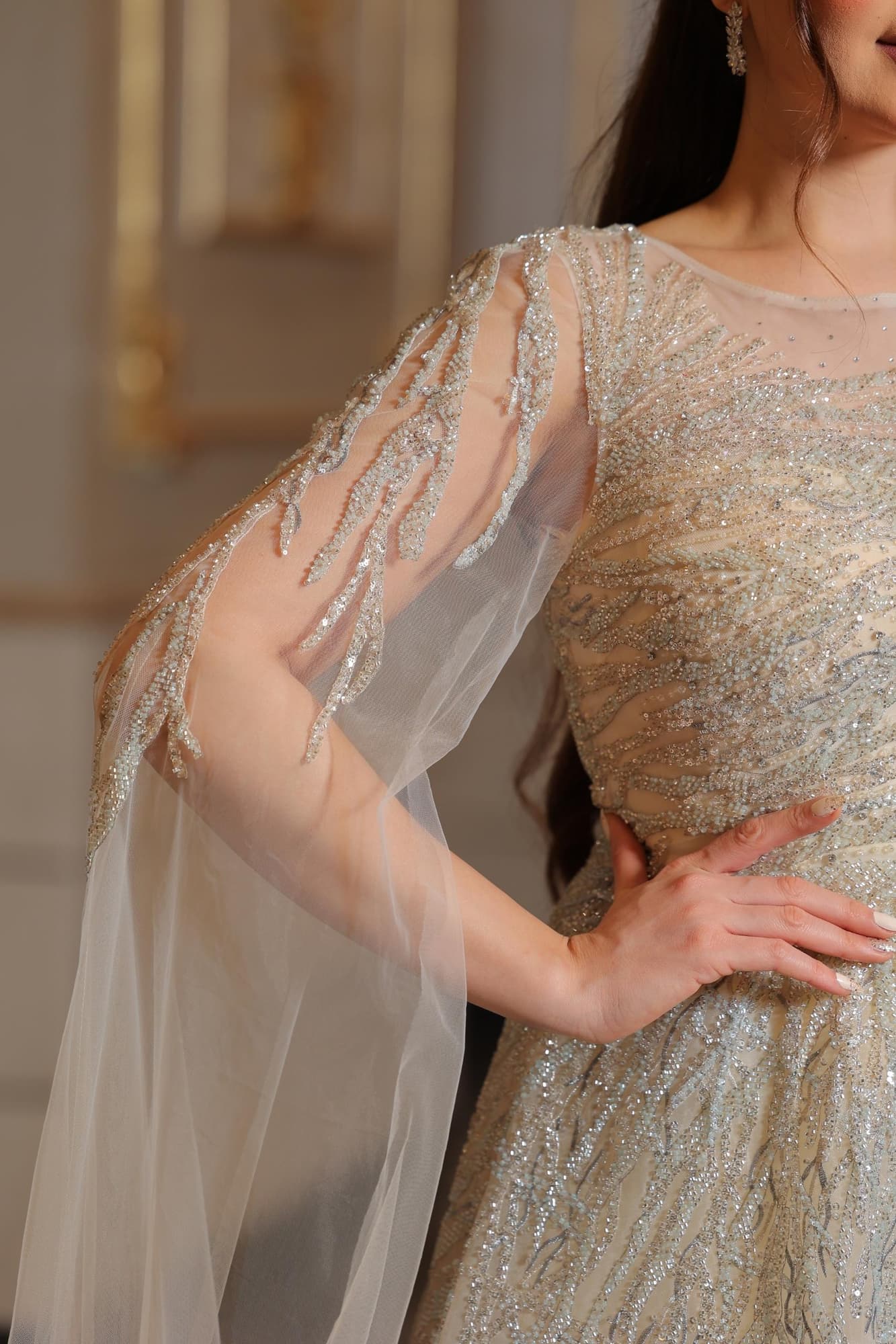 فستان سهرة فخم مزين بتطريزات فضية لامعة