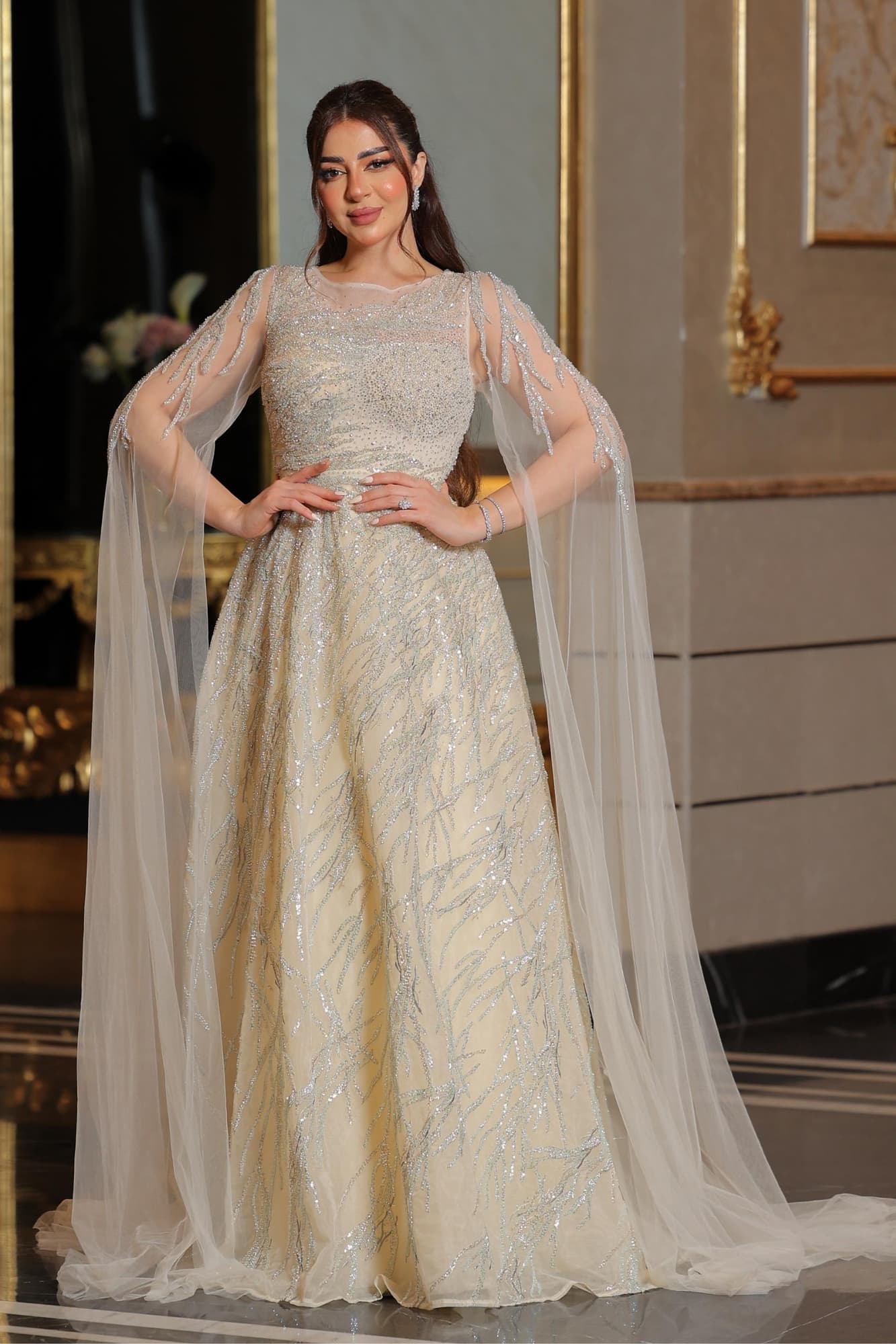 فستان سهرة فخم مزين بتطريزات فضية لامعة