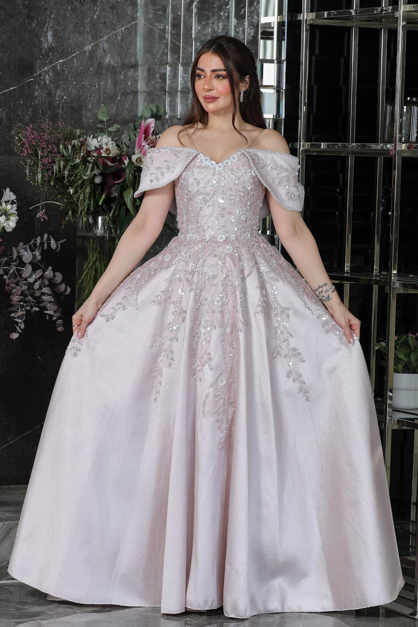 فستان ساحر بتصميم أميري فاخر بقصة منفوشة (Ball Gown) تمنحك حضورًا ملكيًا لافتًا