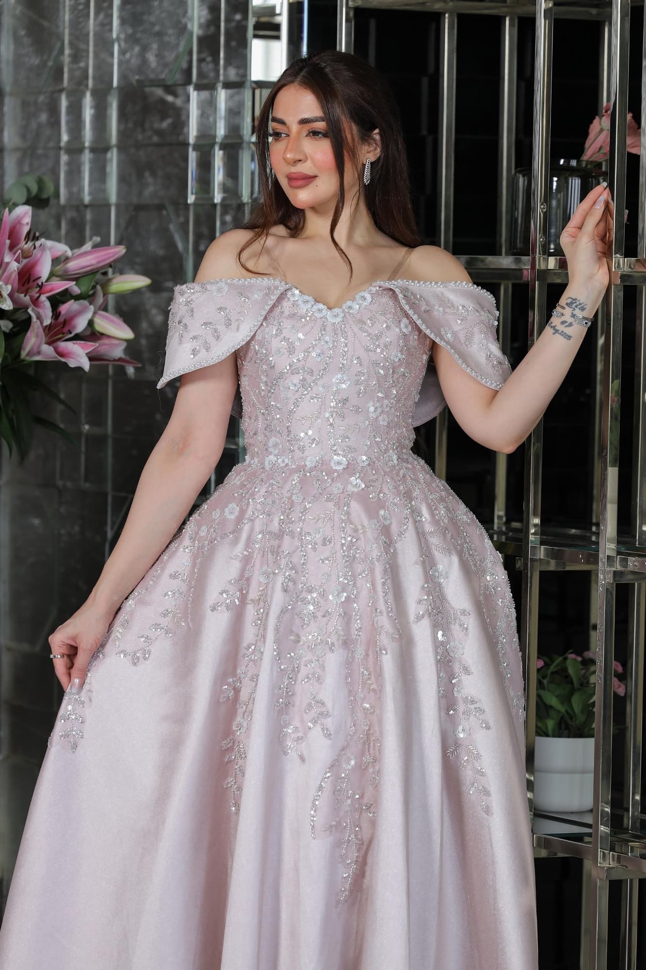 فستان ساحر بتصميم أميري فاخر بقصة منفوشة (Ball Gown) تمنحك حضورًا ملكيًا لافتًا