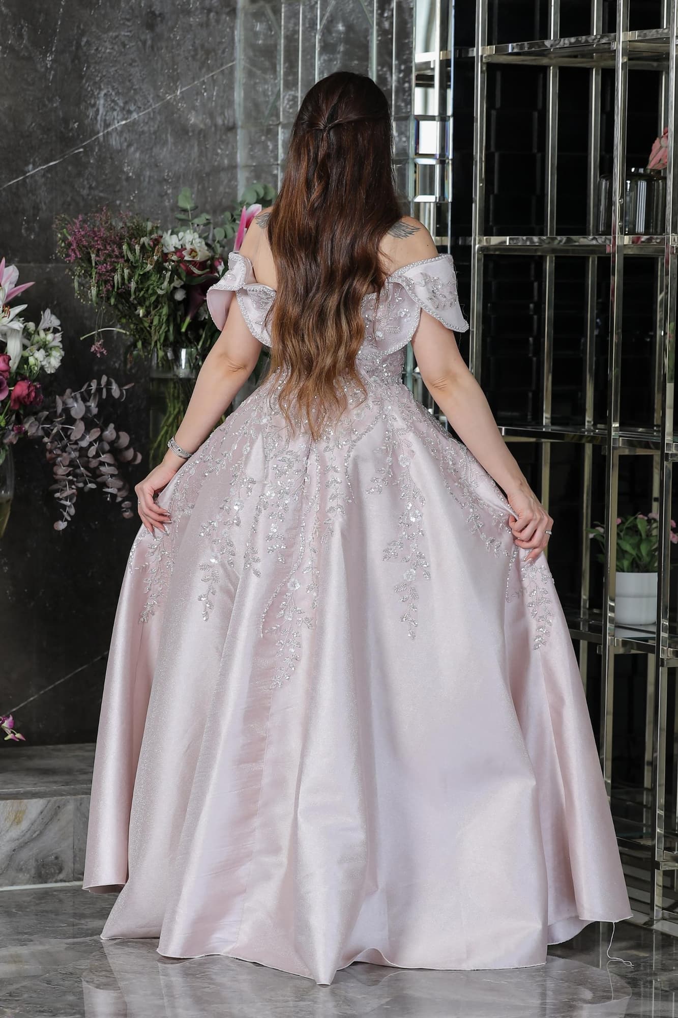 فستان ساحر بتصميم أميري فاخر بقصة منفوشة (Ball Gown) تمنحك حضورًا ملكيًا لافتًا