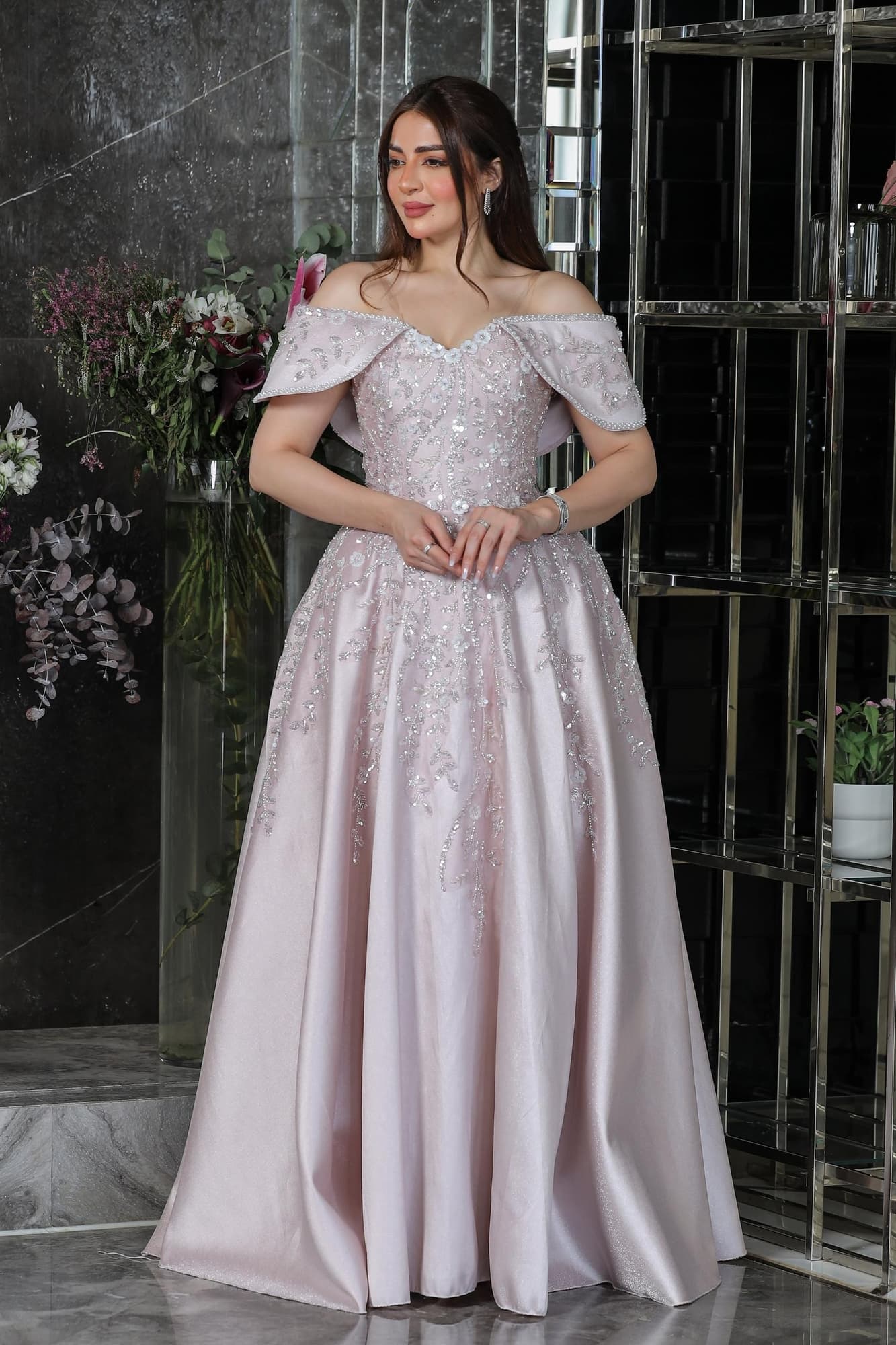 فستان ساحر بتصميم أميري فاخر بقصة منفوشة (Ball Gown) تمنحك حضورًا ملكيًا لافتًا