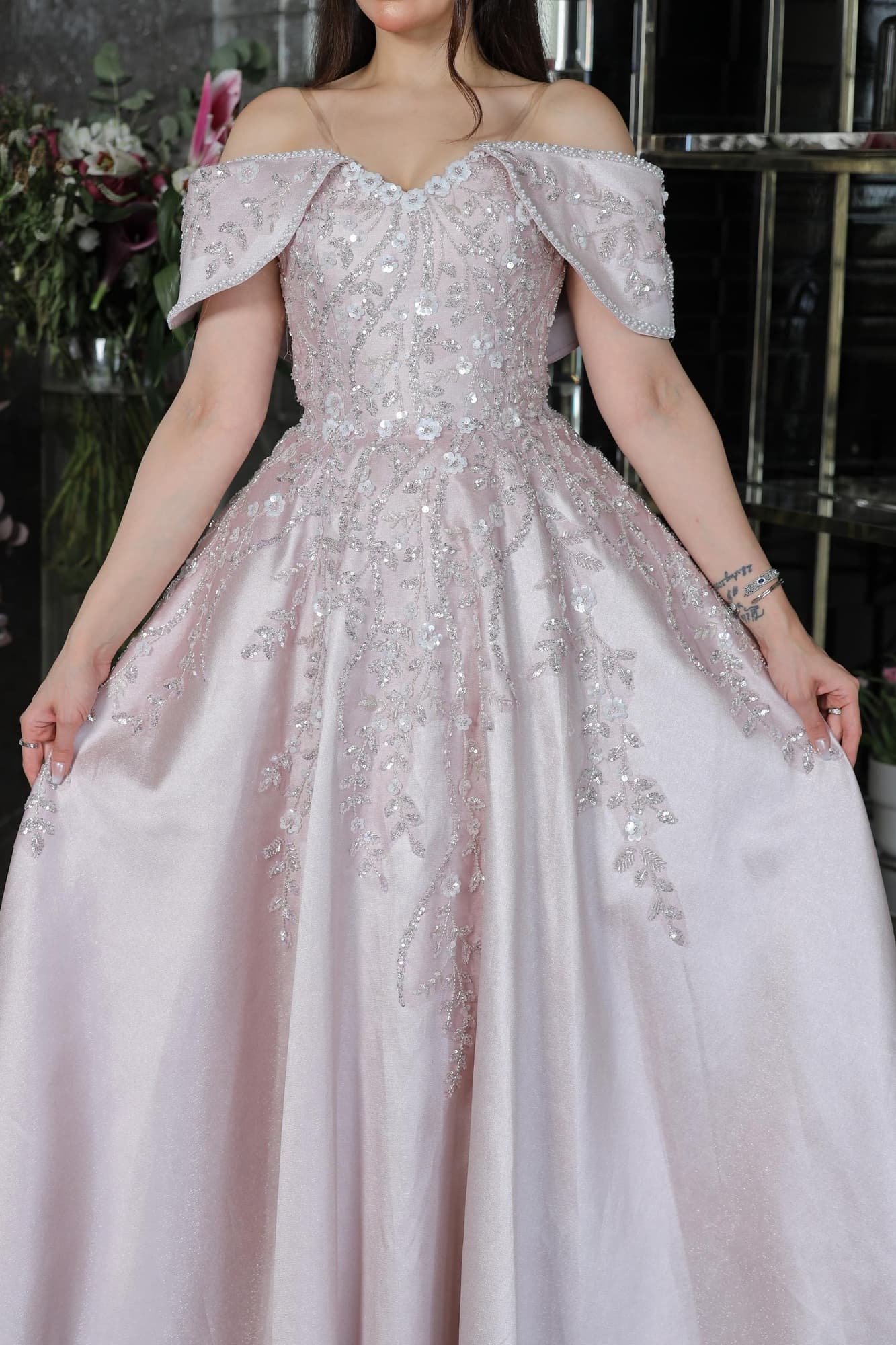 فستان ساحر بتصميم أميري فاخر بقصة منفوشة (Ball Gown) تمنحك حضورًا ملكيًا لافتًا