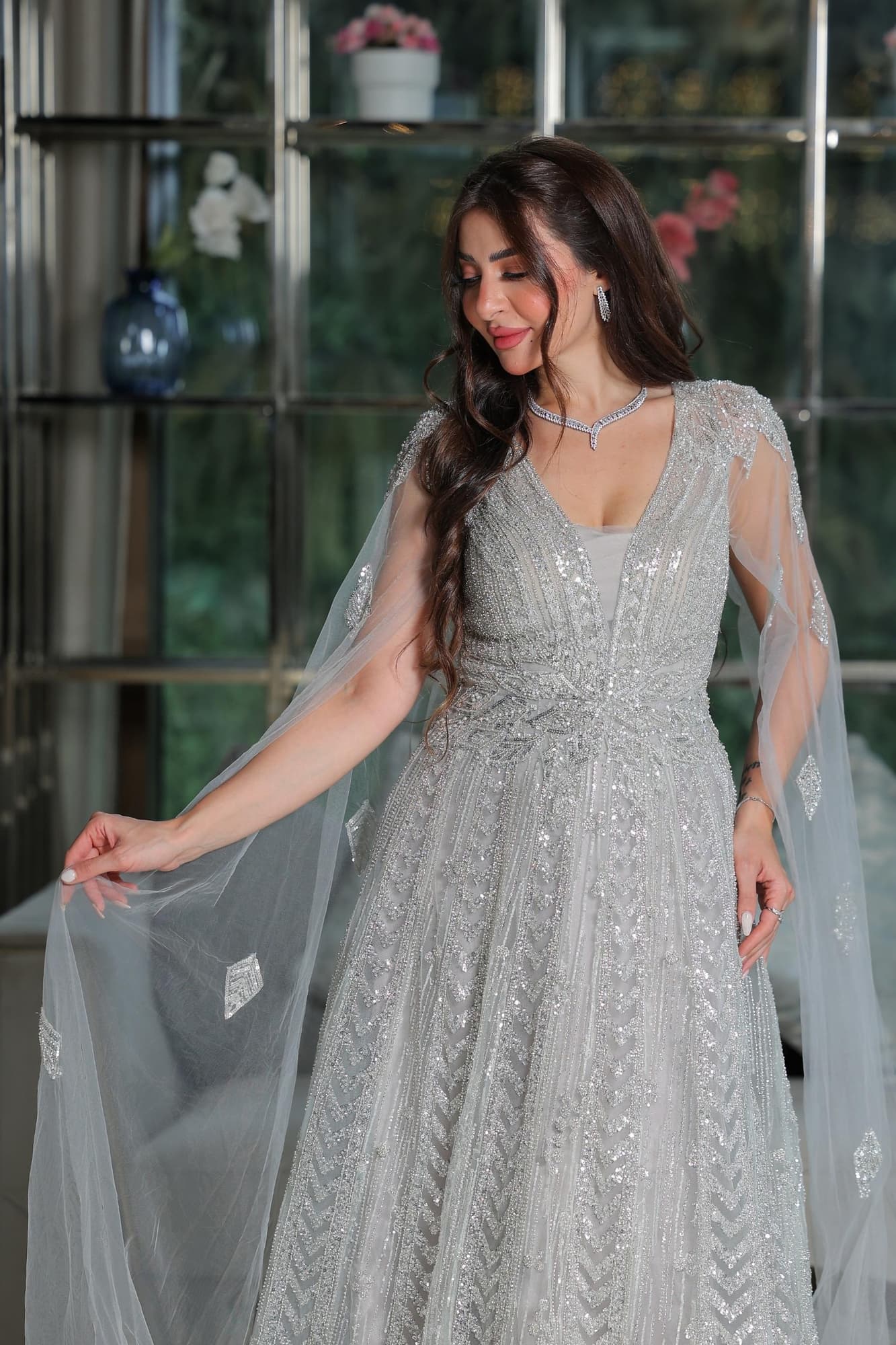 فستان سهرة فاخر يجسد الفخامة الهادئة بتصميم ملكي أنيق