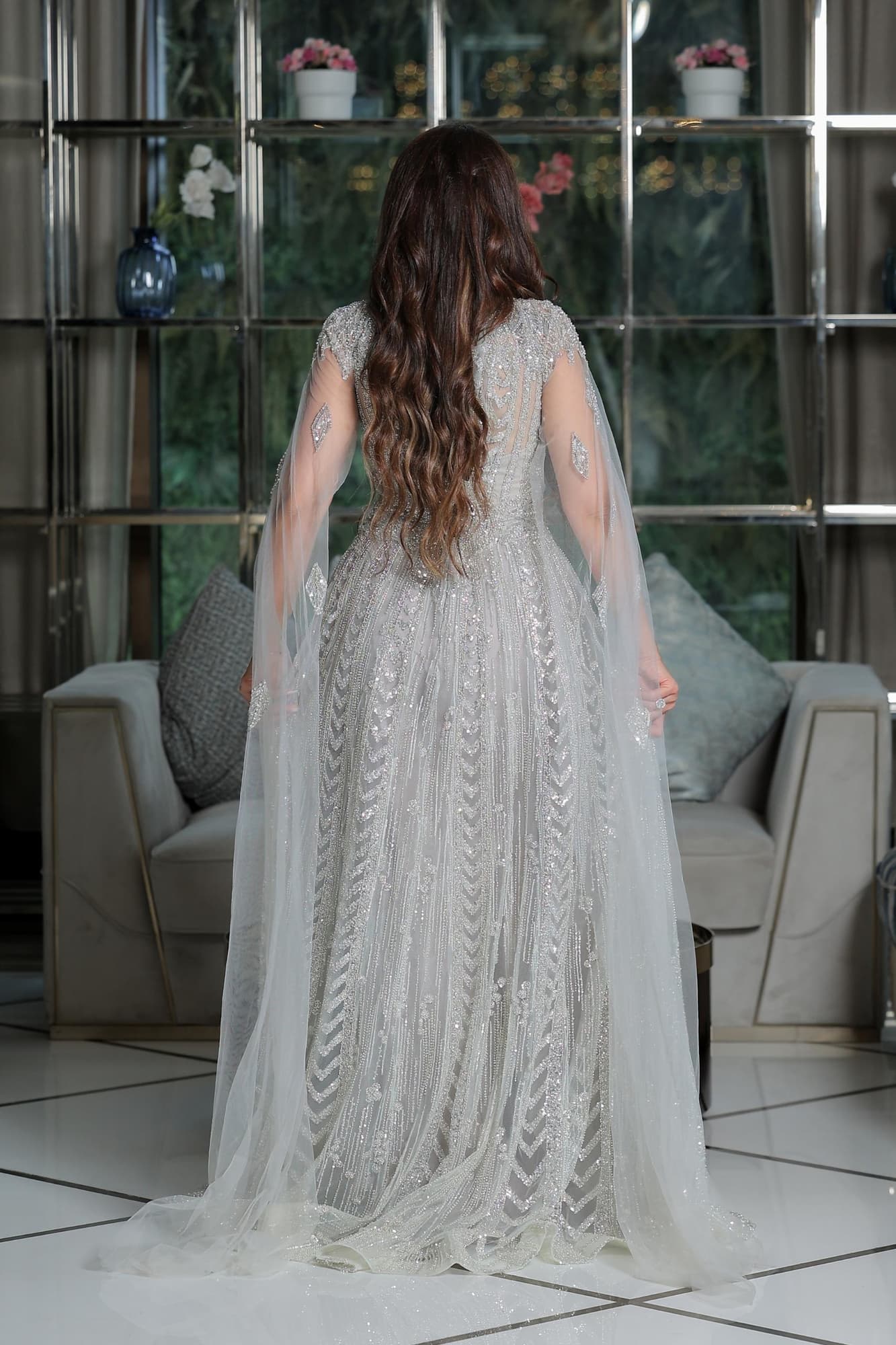 فستان سهرة فاخر يجسد الفخامة الهادئة بتصميم ملكي أنيق