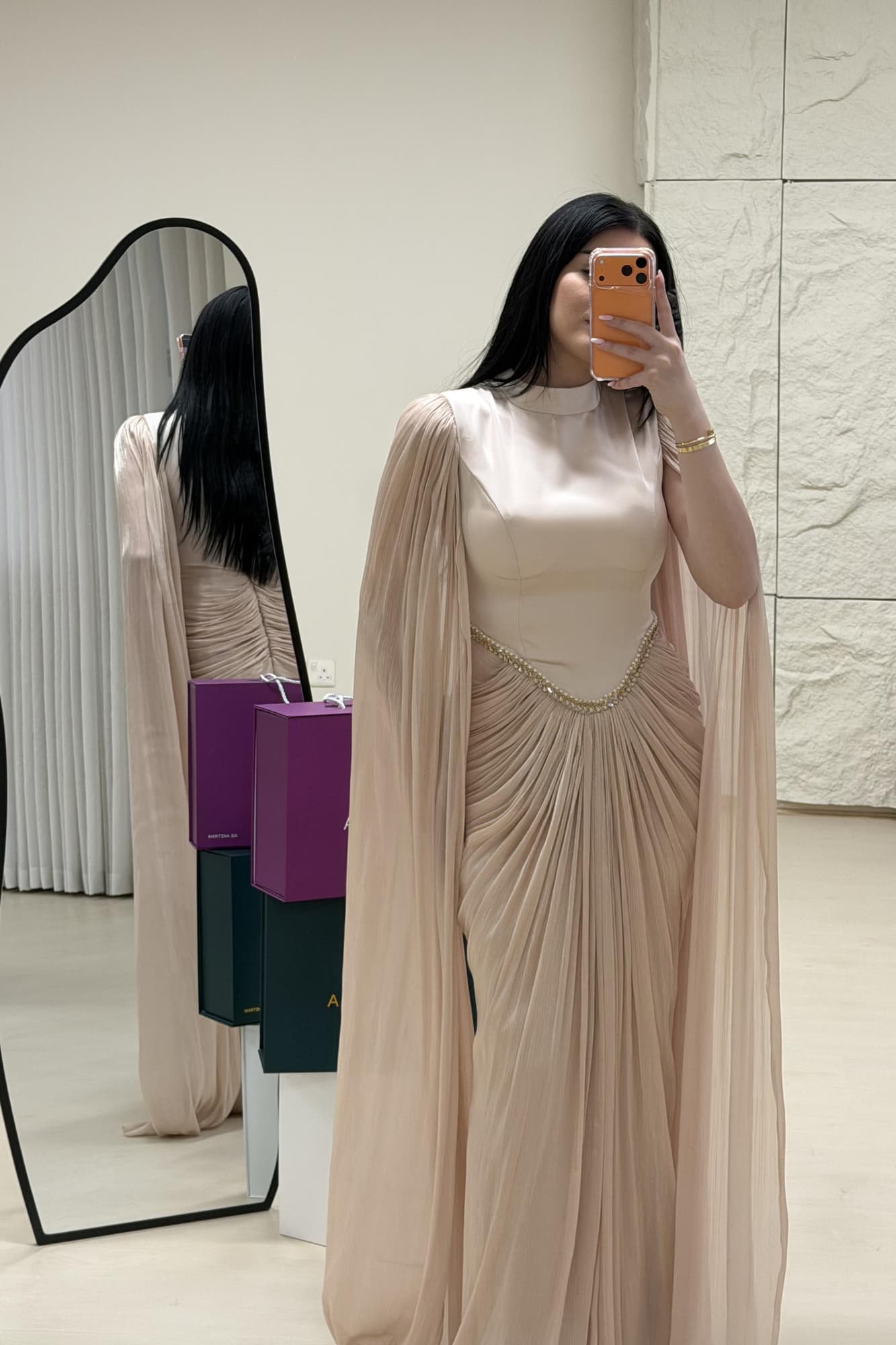 فستان أنيق يجمع بين النعومة والرقي بتصميم عصري فاخر