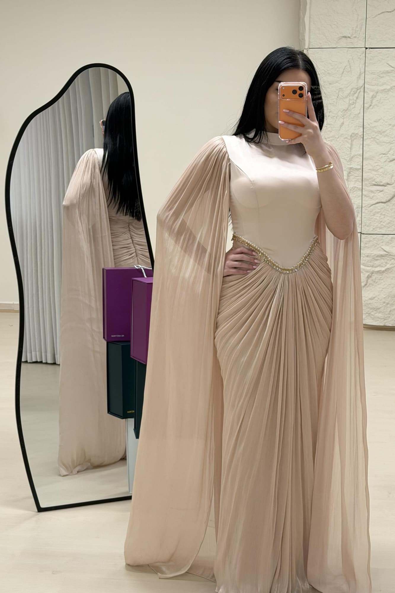 فستان أنيق يجمع بين النعومة والرقي بتصميم عصري فاخر