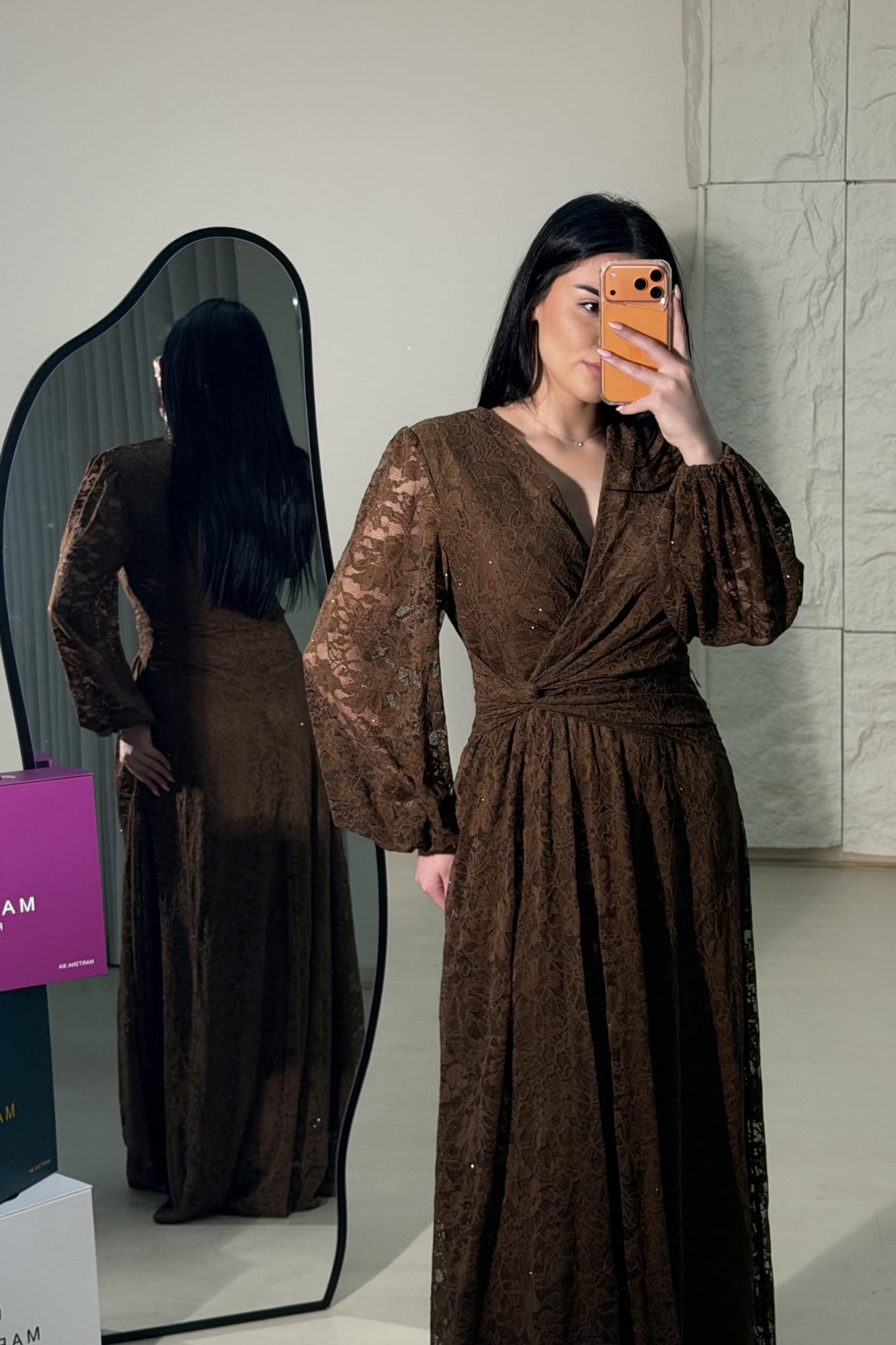 فستان طويل من الدانتيل يعكس أنوثة راقية ولمسة رومانسية ناعمة يتميّز بقصّة لفّ (Wrap) أنيقة مع عقدة جانبية تبرز الخصر