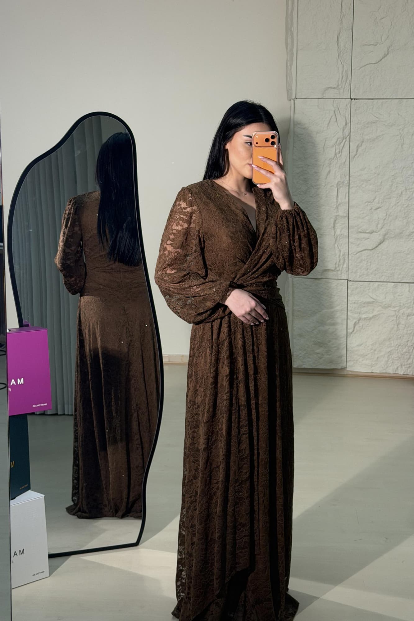 فستان طويل من الدانتيل يعكس أنوثة راقية ولمسة رومانسية ناعمة يتميّز بقصّة لفّ (Wrap) أنيقة مع عقدة جانبية تبرز الخصر