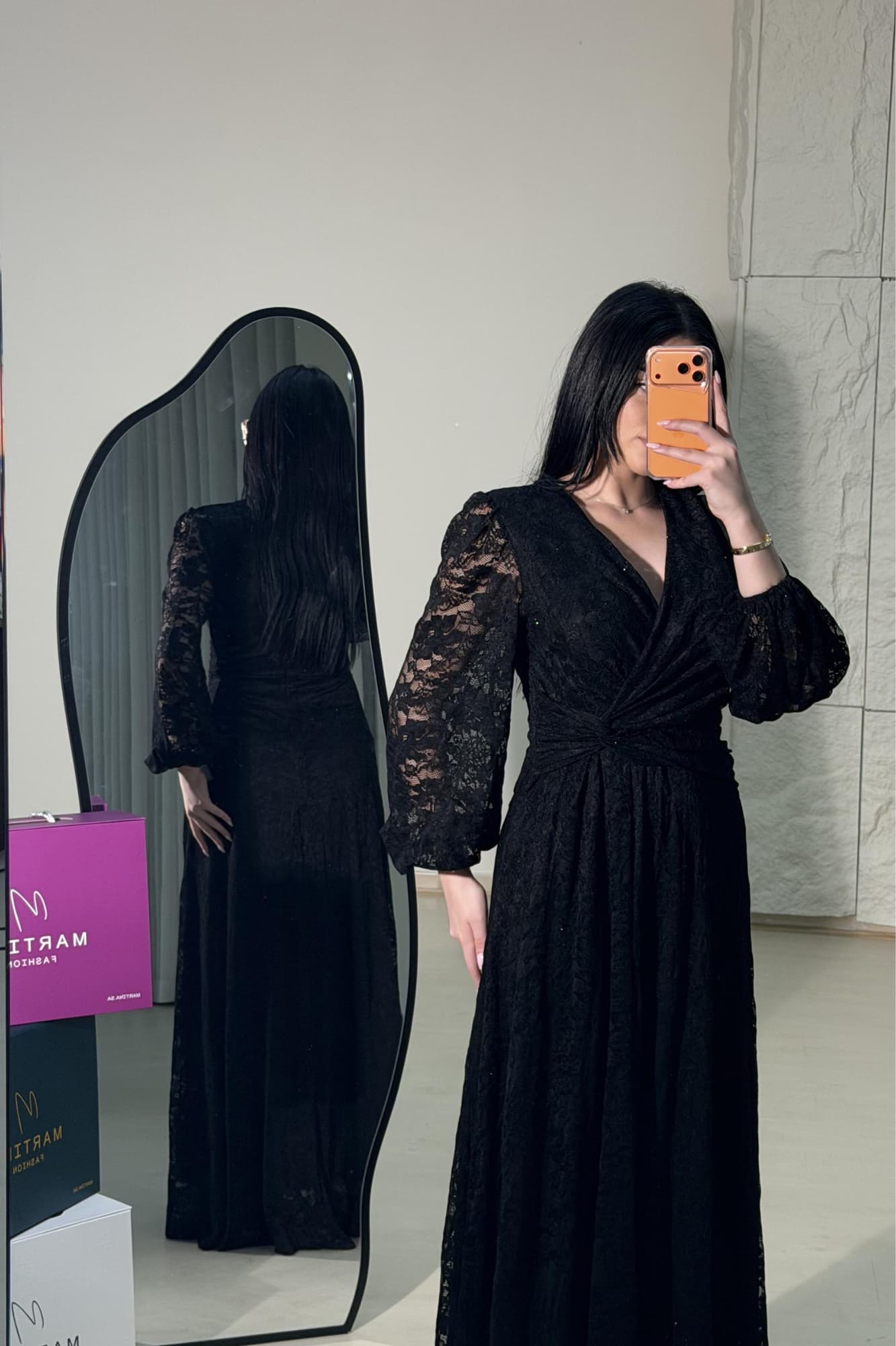 فستان طويل من الدانتيل يعكس أنوثة راقية ولمسة رومانسية ناعمة يتميّز بقصّة لفّ (Wrap) أنيقة مع عقدة جانبية تبرز الخصر