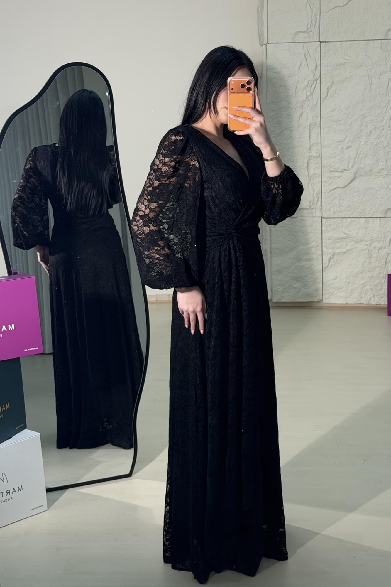 فستان طويل من الدانتيل يعكس أنوثة راقية ولمسة رومانسية ناعمة يتميّز بقصّة لفّ (Wrap) أنيقة مع عقدة جانبية تبرز الخصر