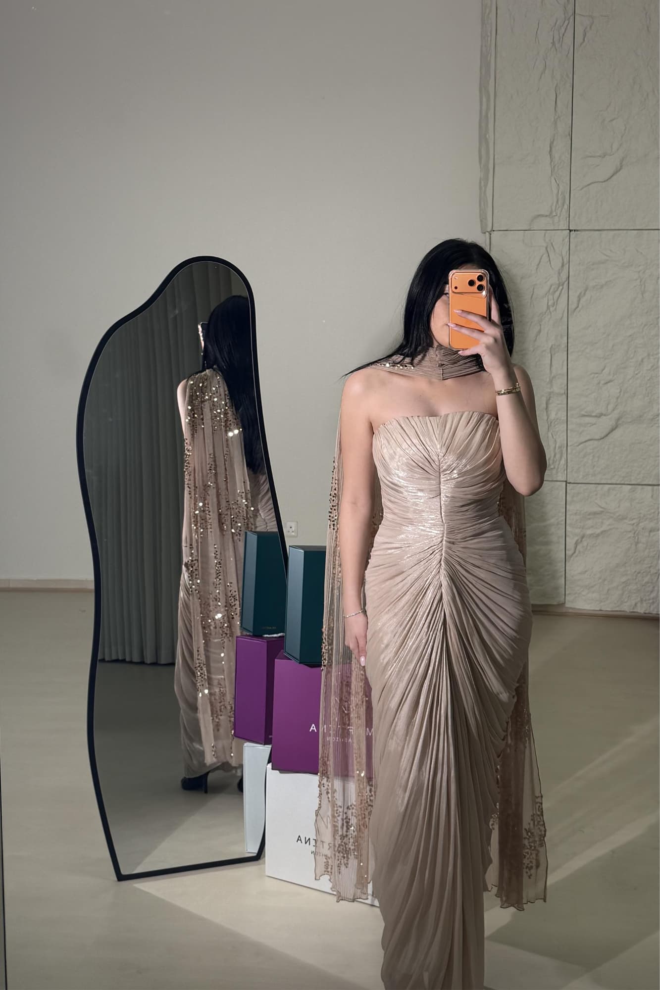 فستان سهرة ناعم مع وشاح خارجي من الترتر