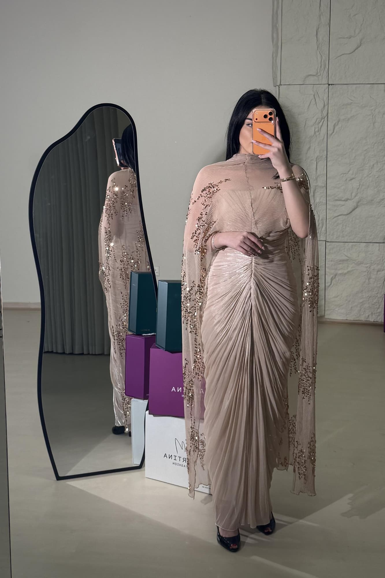 فستان سهرة ناعم مع وشاح خارجي من الترتر