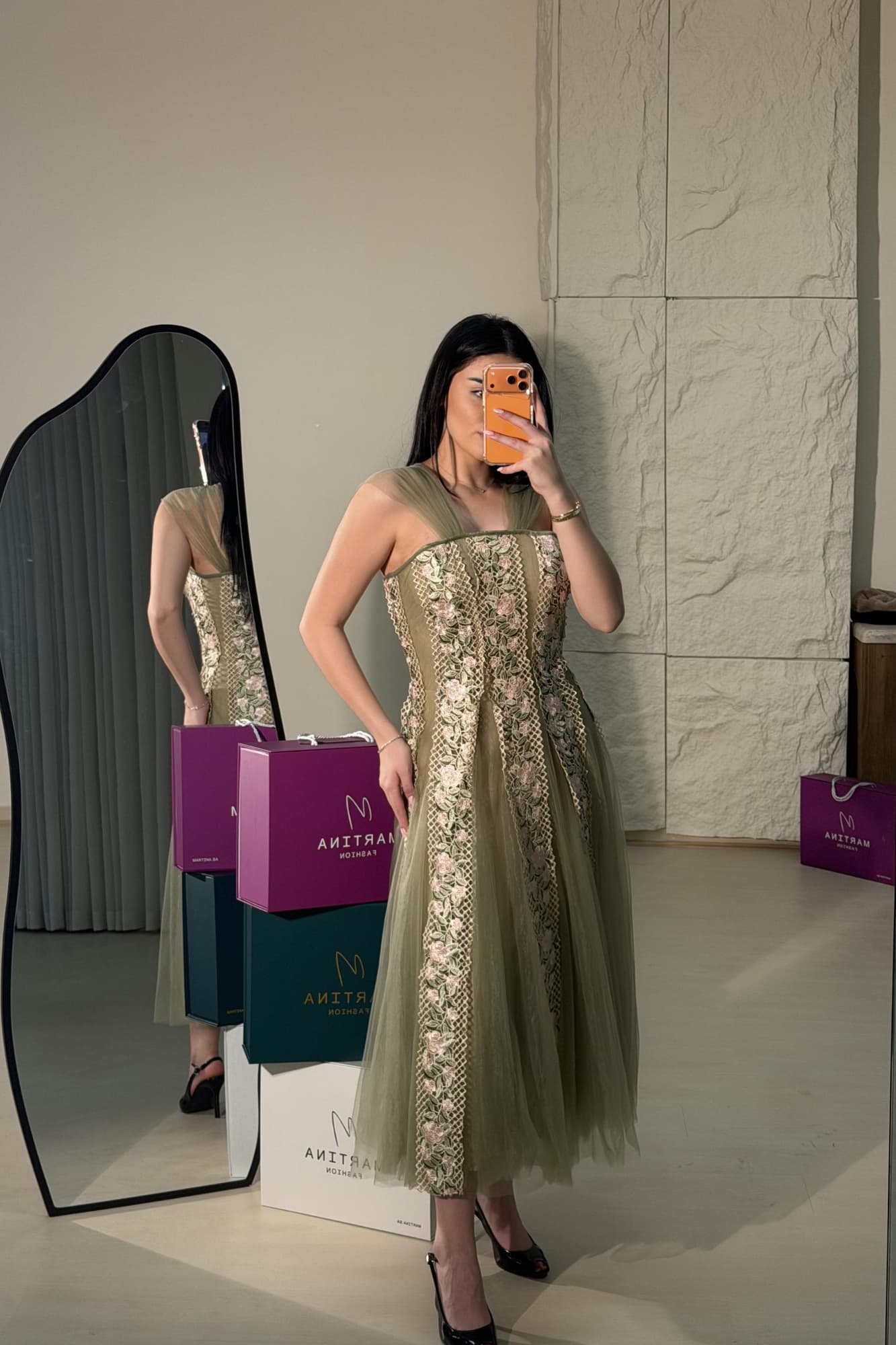 فستان ميدي ناعم تل مطرز بالورد