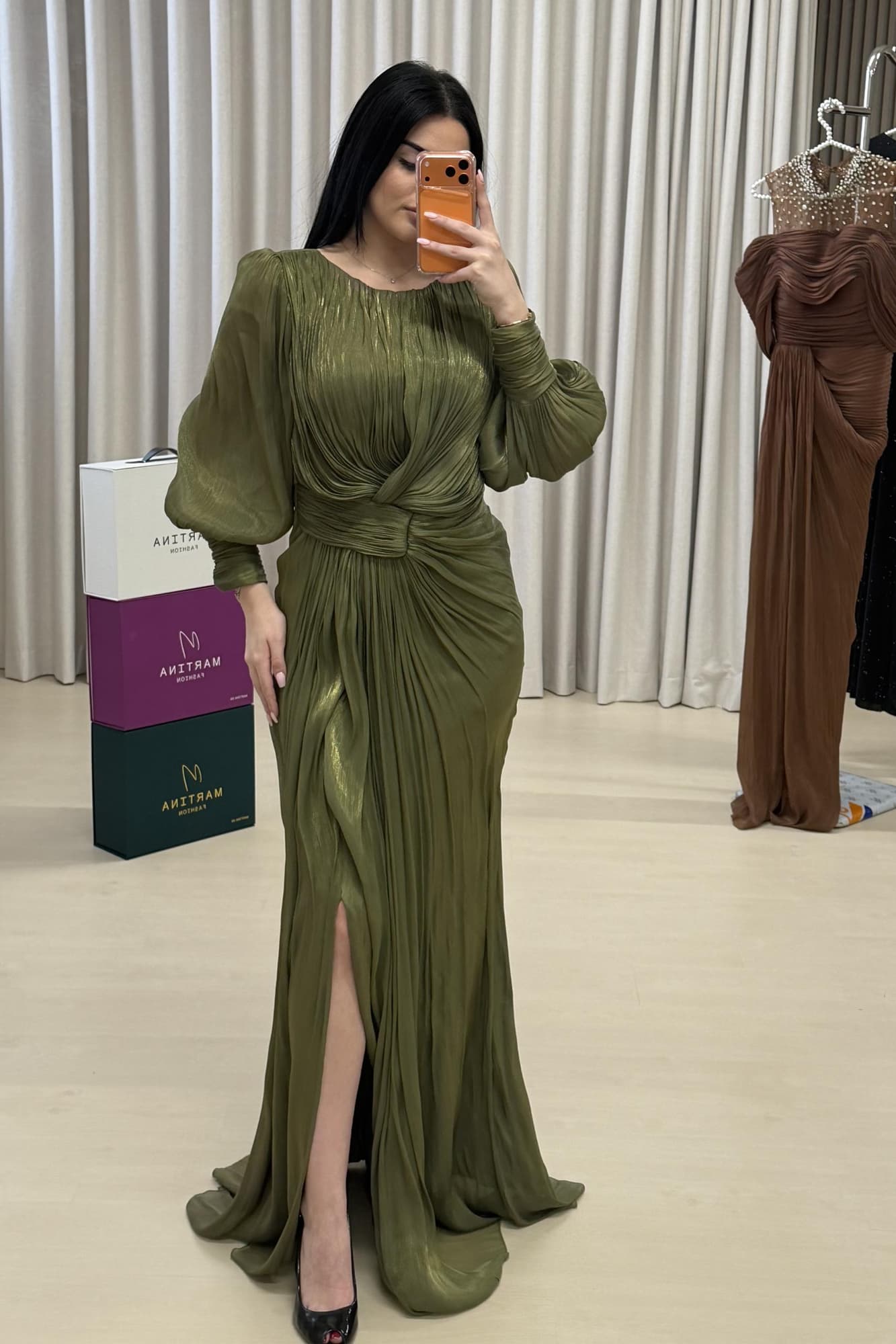 فستان سهرة ناعم من خامة الساتان بأكمام طويلة