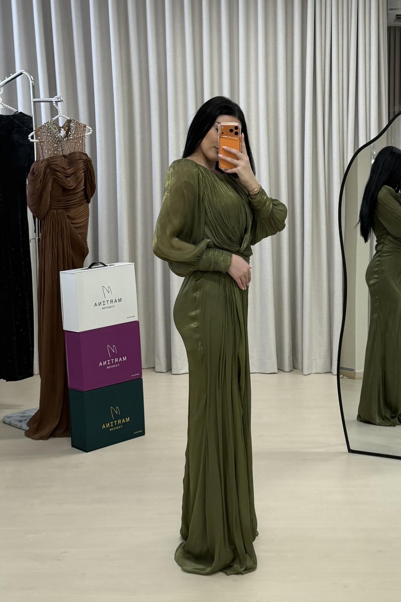 فستان سهرة ناعم من خامة الساتان بأكمام طويلة