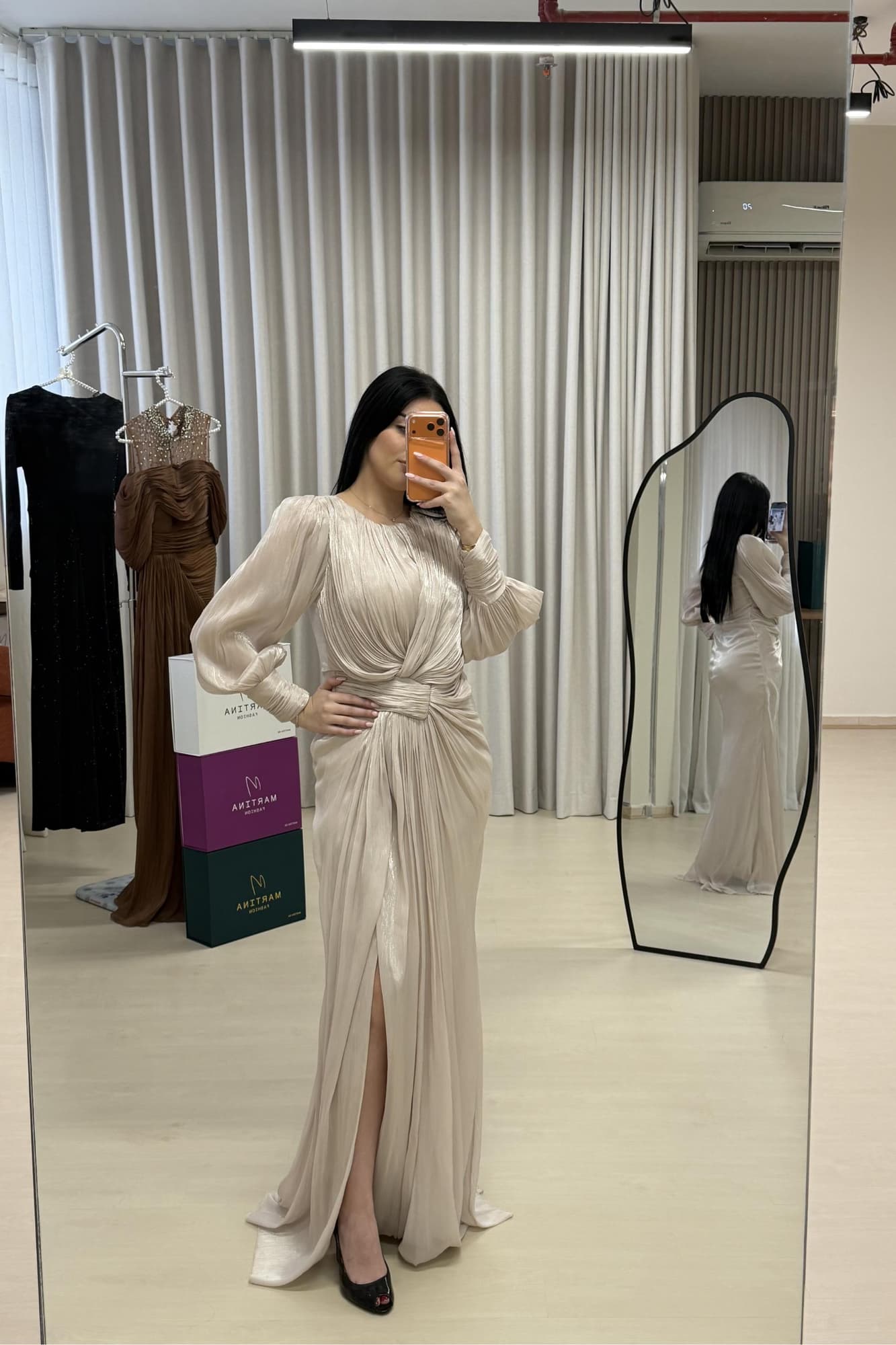 فستان سهرة ناعم من خامة الساتان بأكمام طويلة