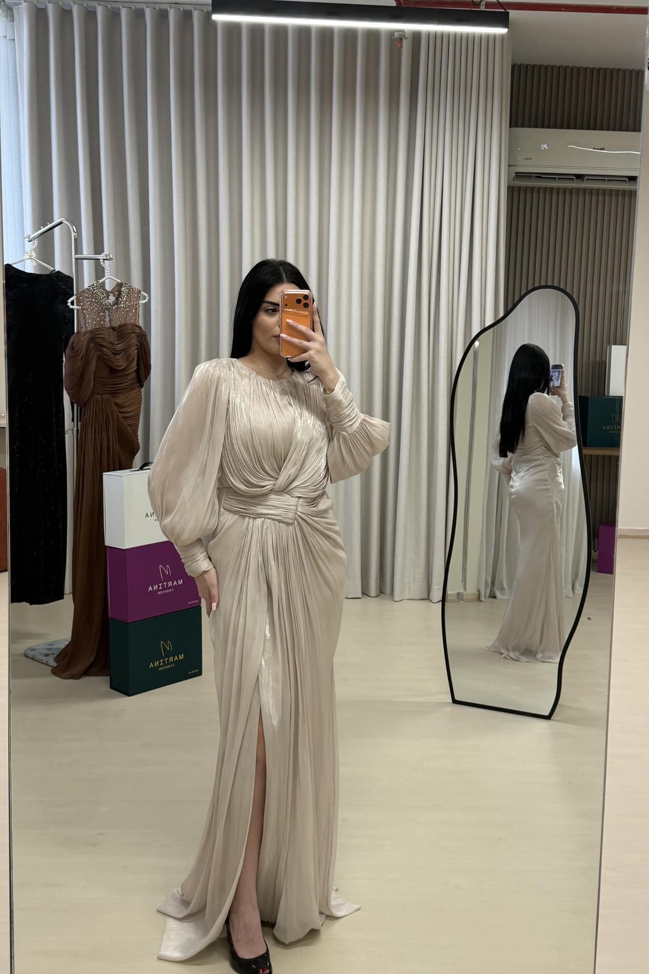 فستان سهرة ناعم من خامة الساتان بأكمام طويلة