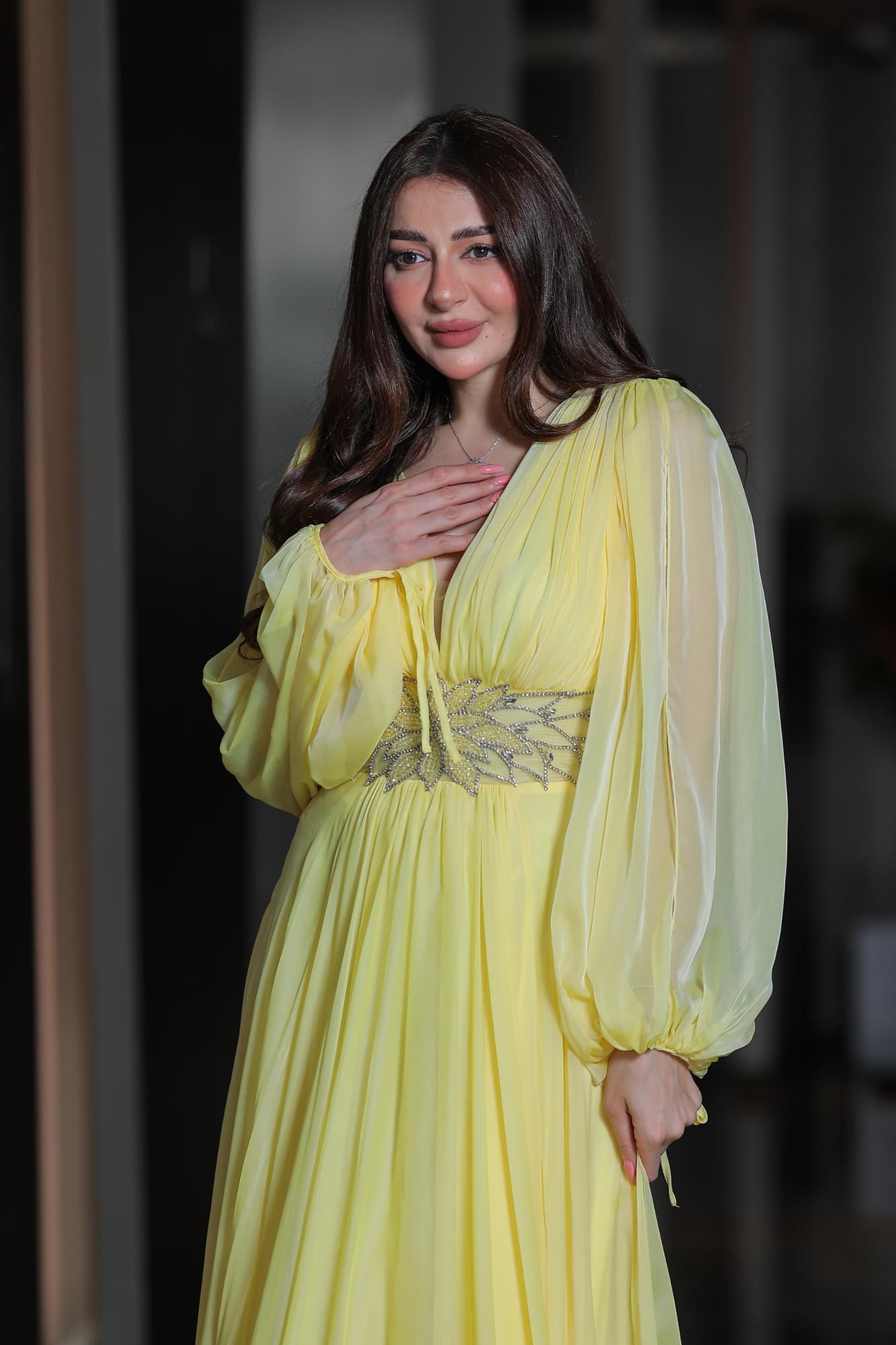 فستان ساحر بلون الليمون الهادئ يجمع بين النعومة والفخامة في تصميم انسيابي يخطف الأنظار