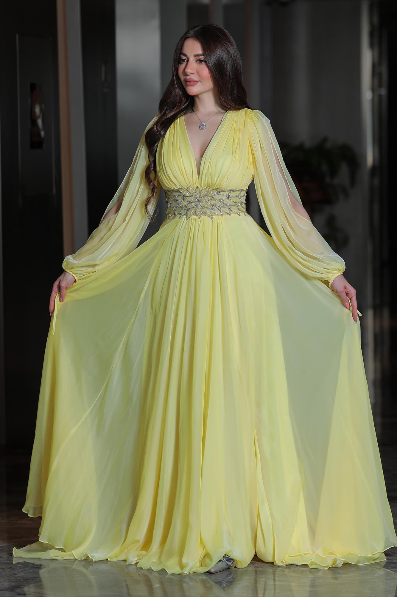 فستان ساحر بلون الليمون الهادئ يجمع بين النعومة والفخامة في تصميم انسيابي يخطف الأنظار