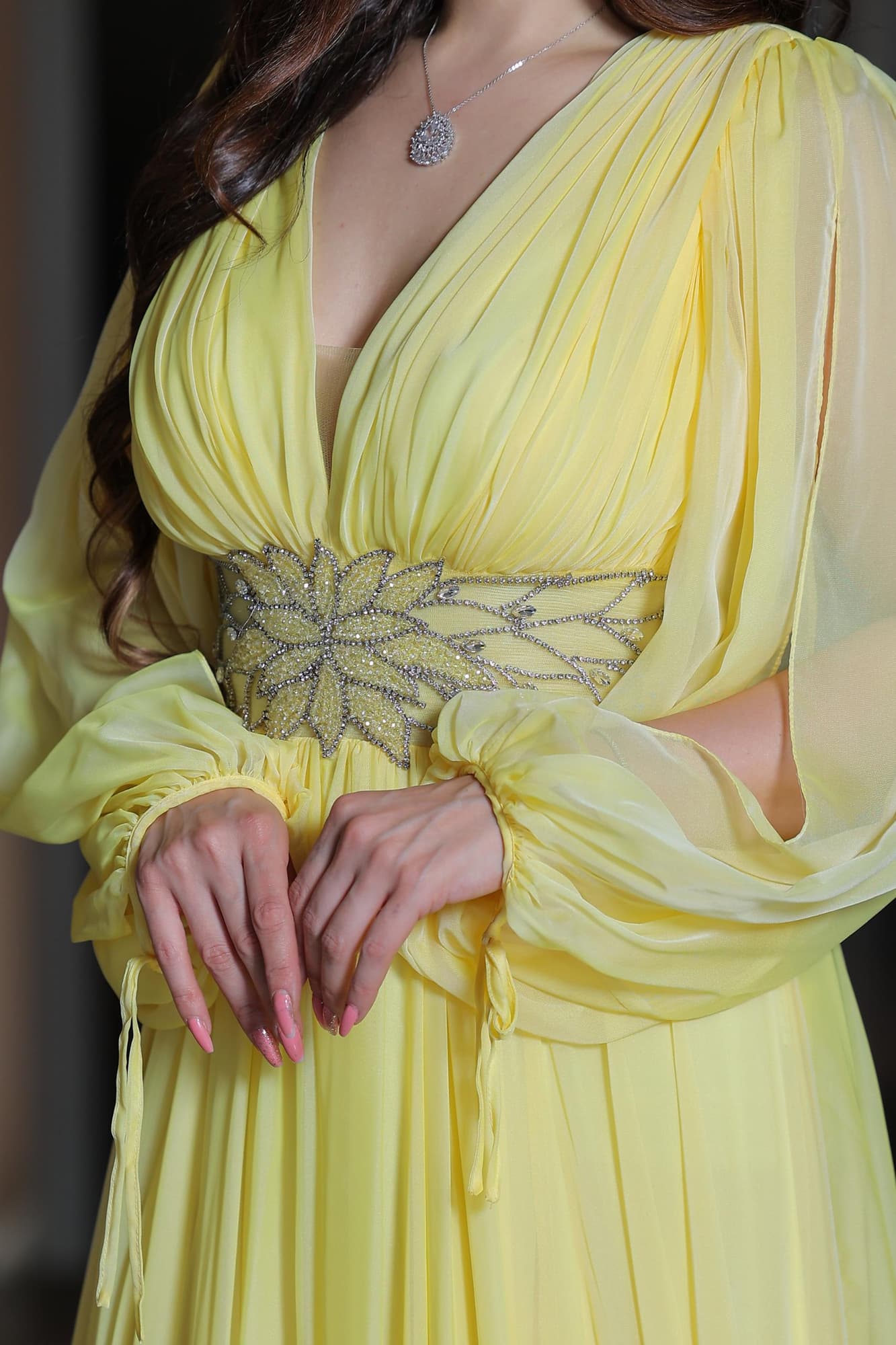 فستان ساحر بلون الليمون الهادئ يجمع بين النعومة والفخامة في تصميم انسيابي يخطف الأنظار