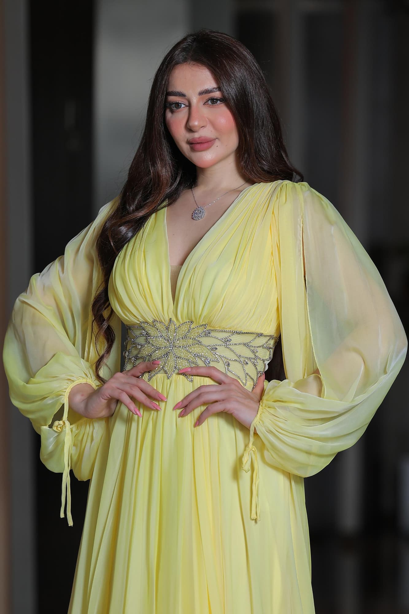 فستان ساحر بلون الليمون الهادئ يجمع بين النعومة والفخامة في تصميم انسيابي يخطف الأنظار