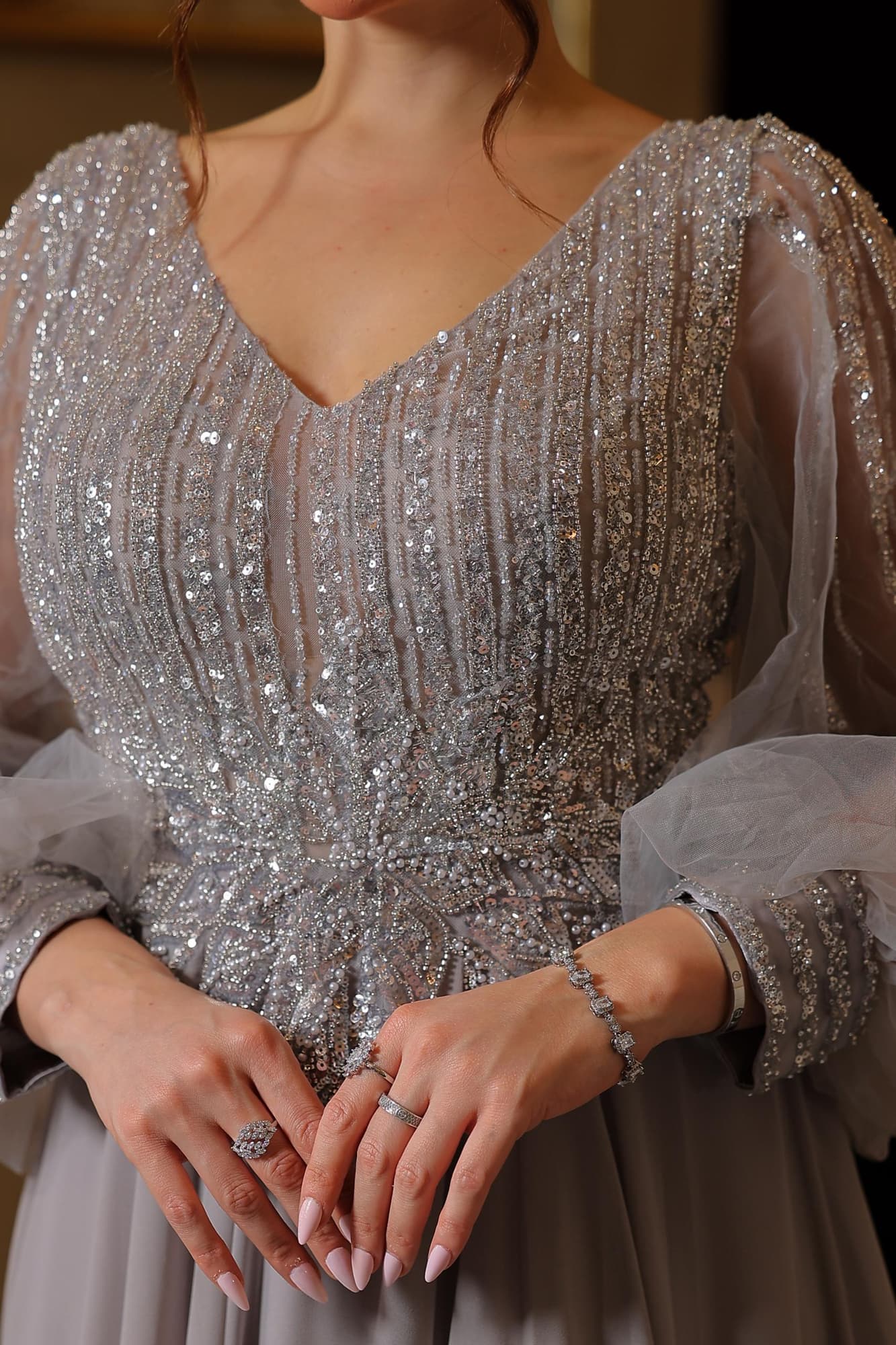 فستان راقٍ بلون فضي يجسد الأناقة الهادئة بأسلوب فاخر