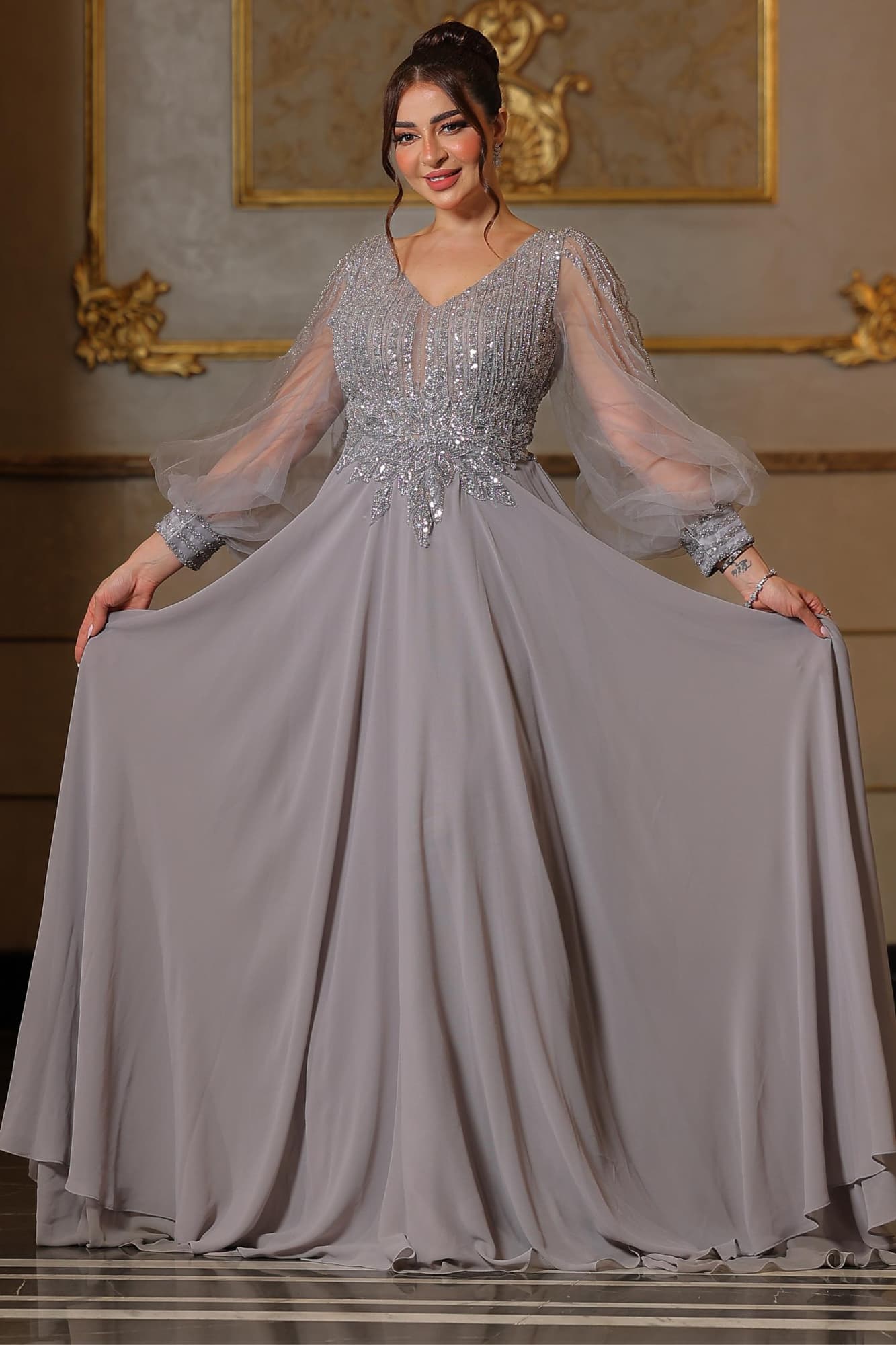 فستان راقٍ بلون فضي يجسد الأناقة الهادئة بأسلوب فاخر