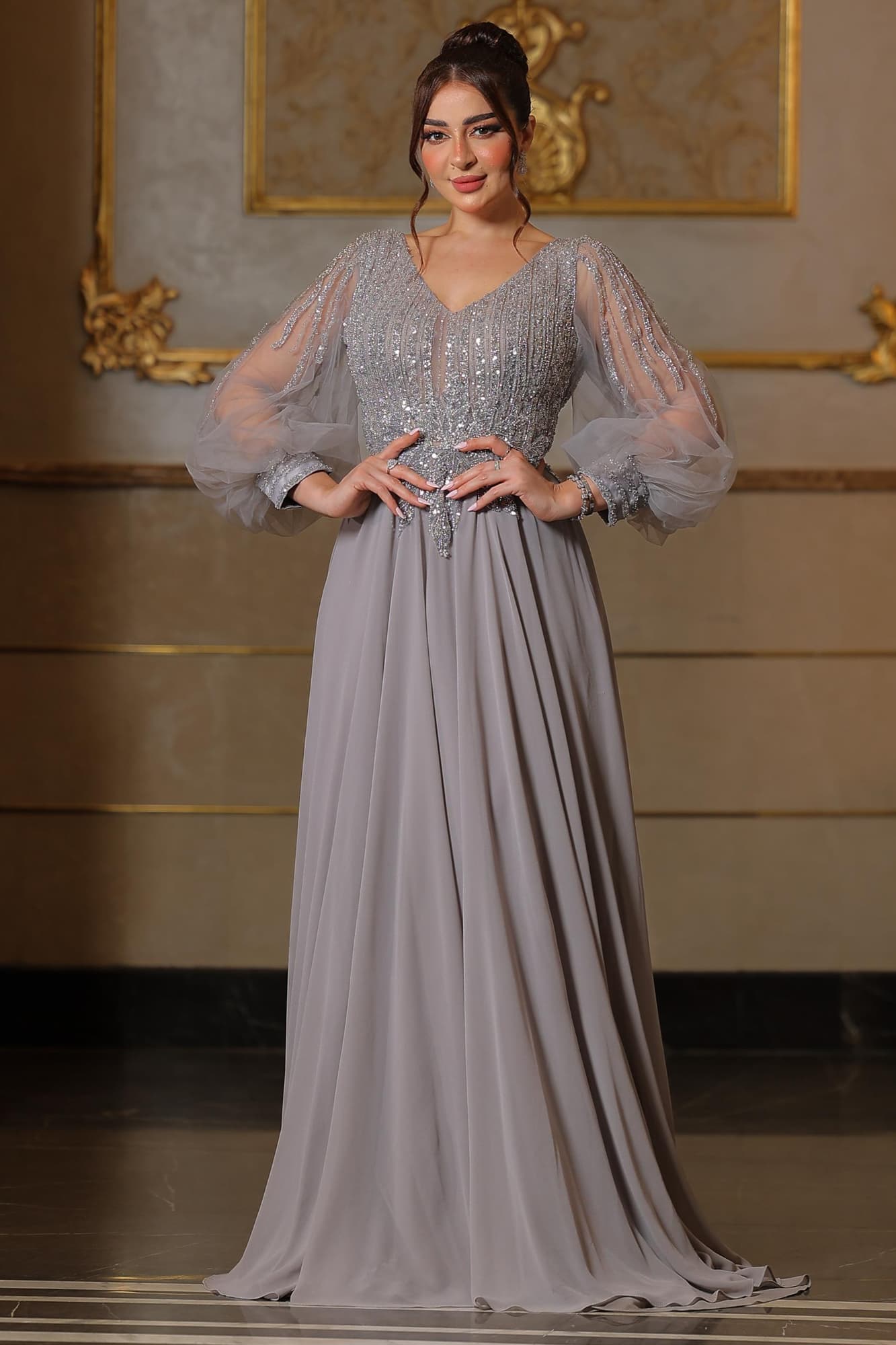 فستان راقٍ بلون فضي يجسد الأناقة الهادئة بأسلوب فاخر