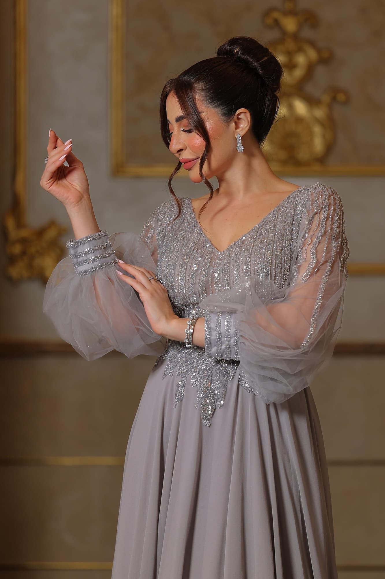 فستان راقٍ بلون فضي يجسد الأناقة الهادئة بأسلوب فاخر