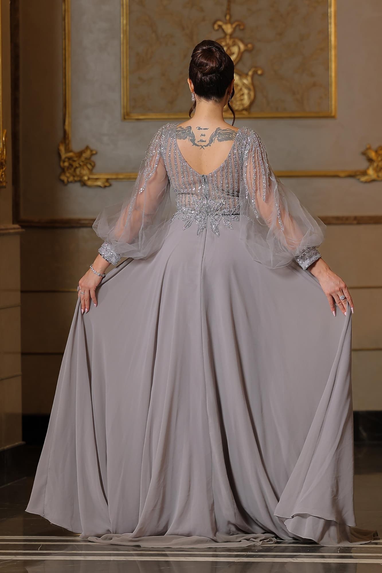 فستان راقٍ بلون فضي يجسد الأناقة الهادئة بأسلوب فاخر