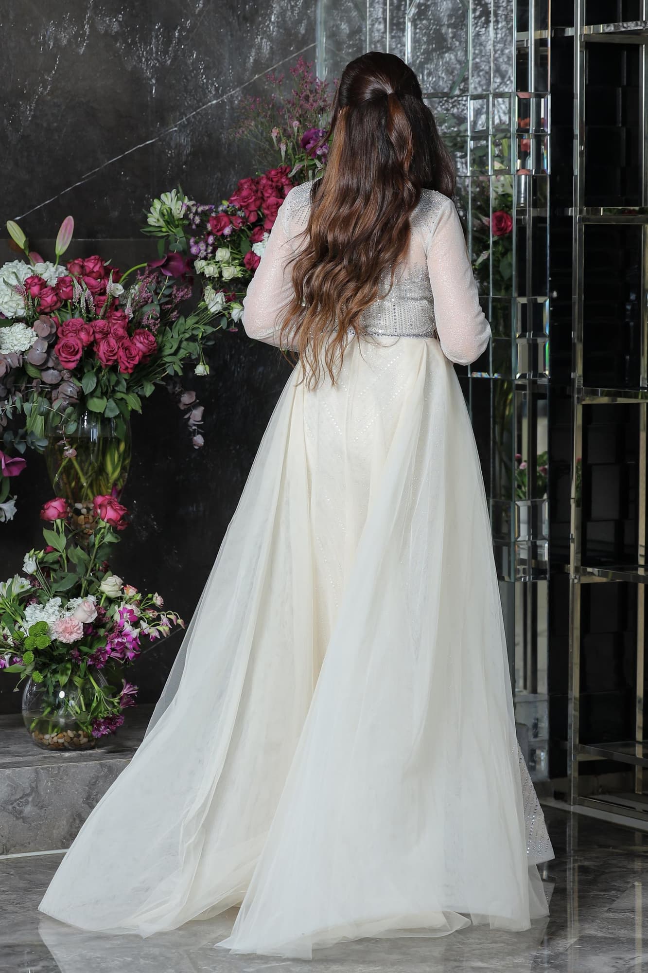 فستان فاخر يمزج بين الرقي والأنوثة في تصميم مزدوج ساحر