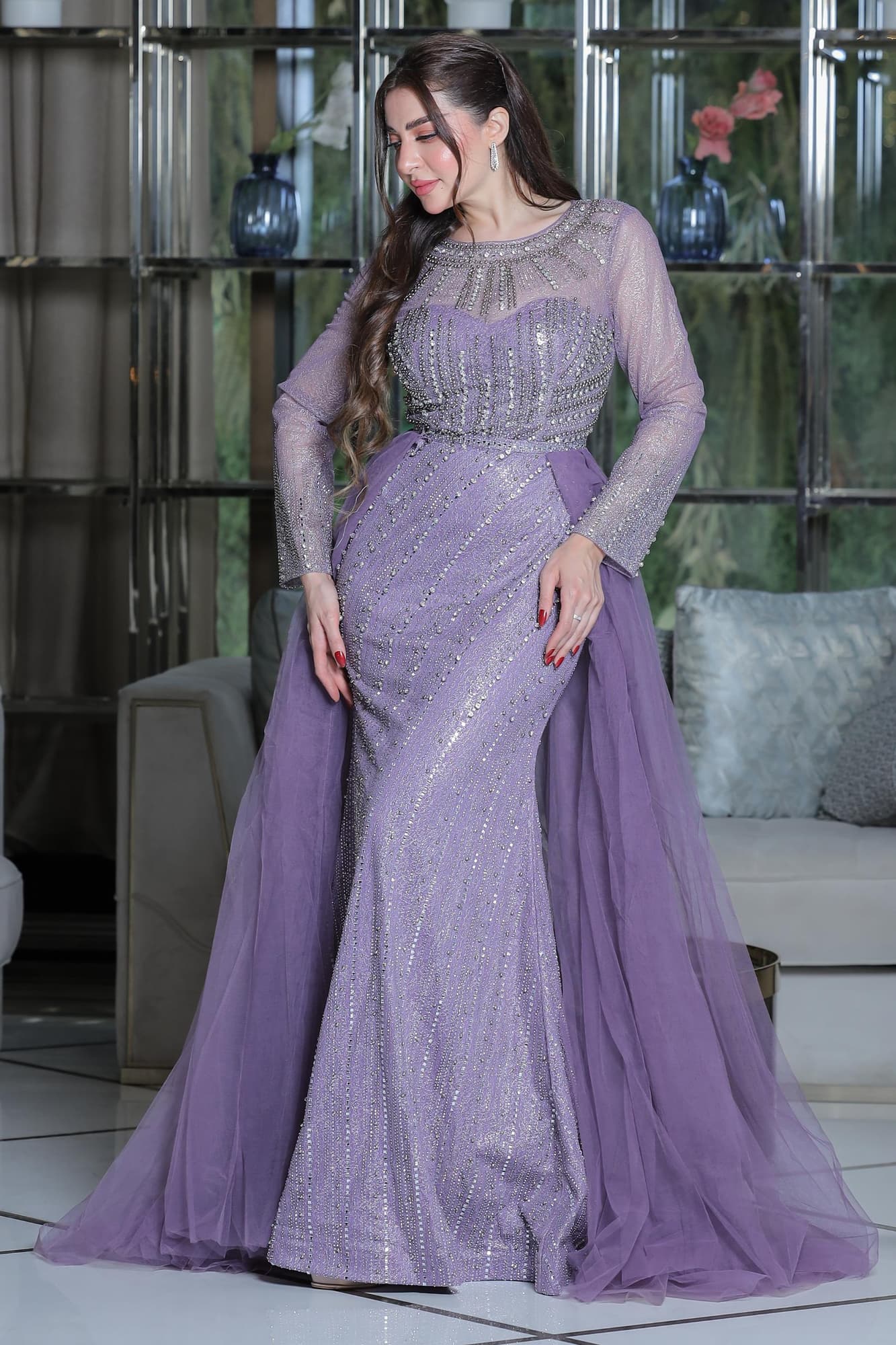 فستان فاخر يمزج بين الرقي والأنوثة في تصميم مزدوج ساحر