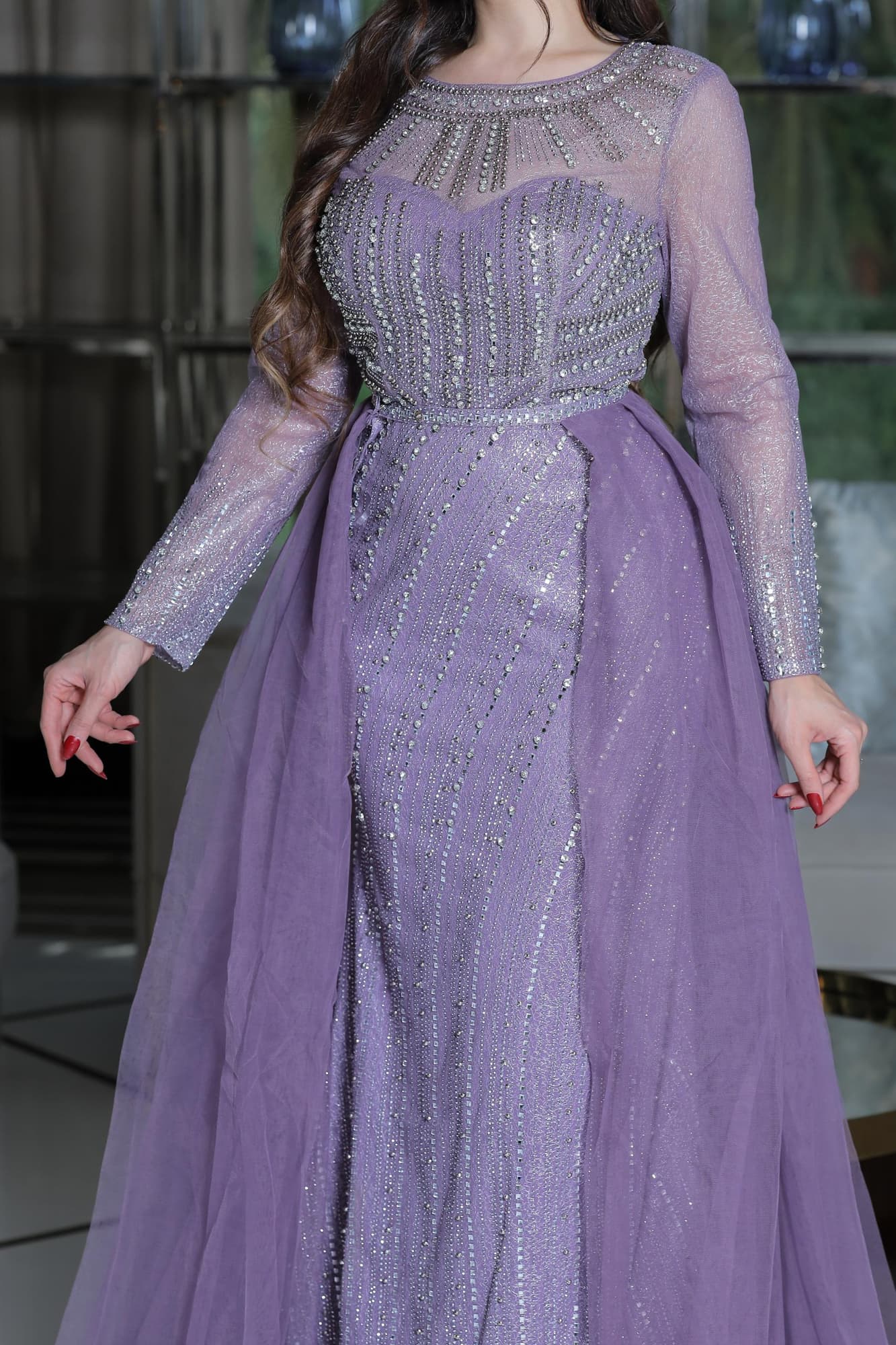 فستان فاخر يمزج بين الرقي والأنوثة في تصميم مزدوج ساحر