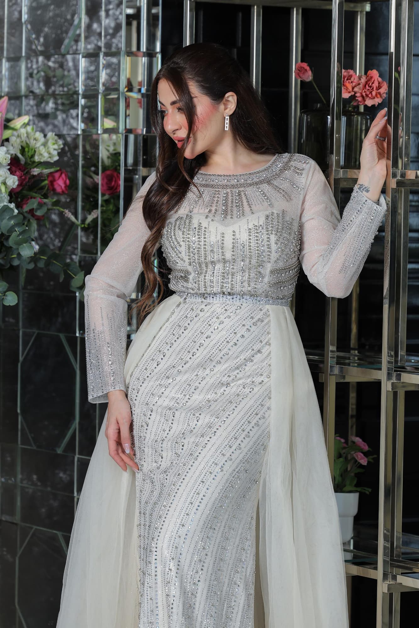 فستان فاخر يمزج بين الرقي والأنوثة في تصميم مزدوج ساحر