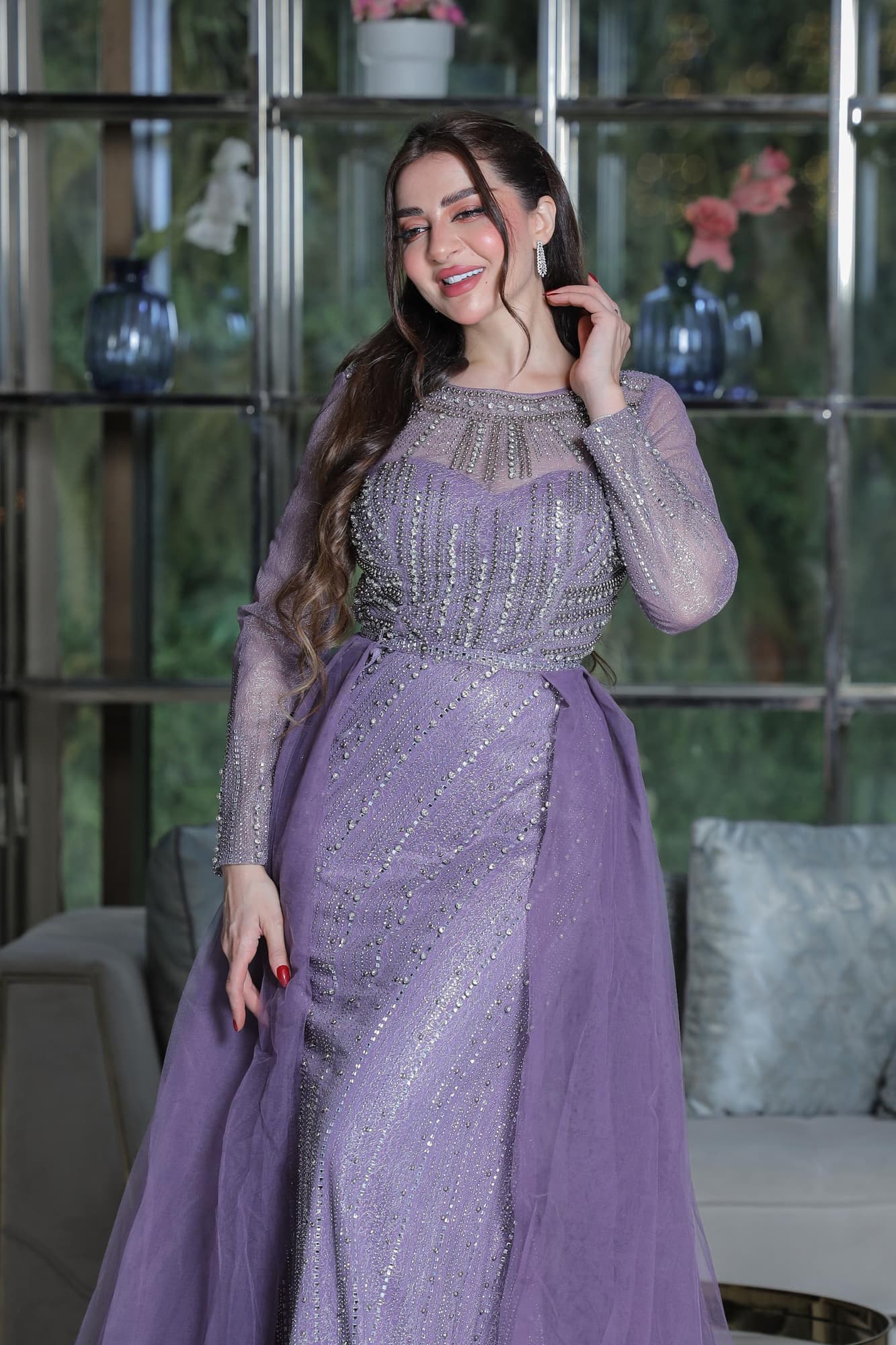 فستان فاخر يمزج بين الرقي والأنوثة في تصميم مزدوج ساحر