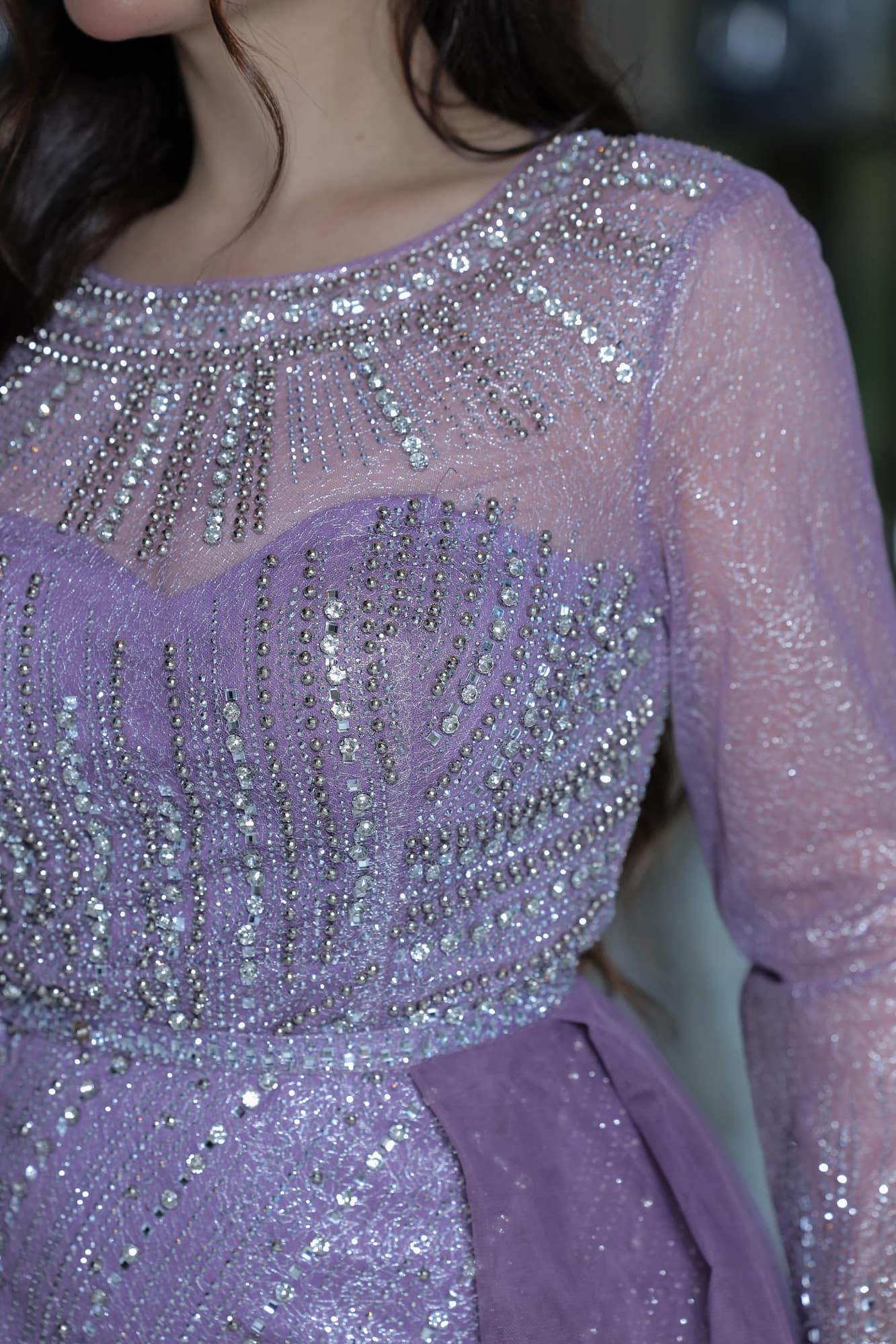 فستان فاخر يمزج بين الرقي والأنوثة في تصميم مزدوج ساحر