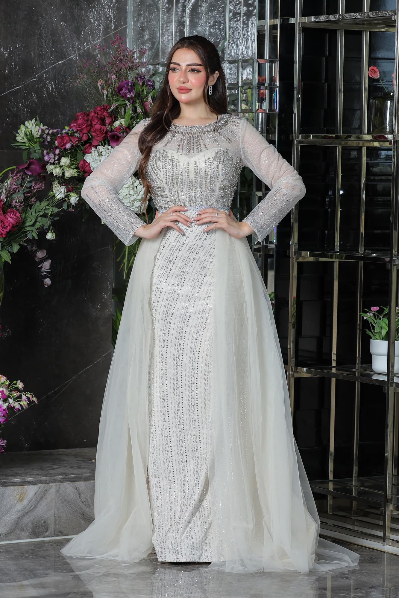 فستان فاخر يمزج بين الرقي والأنوثة في تصميم مزدوج ساحر