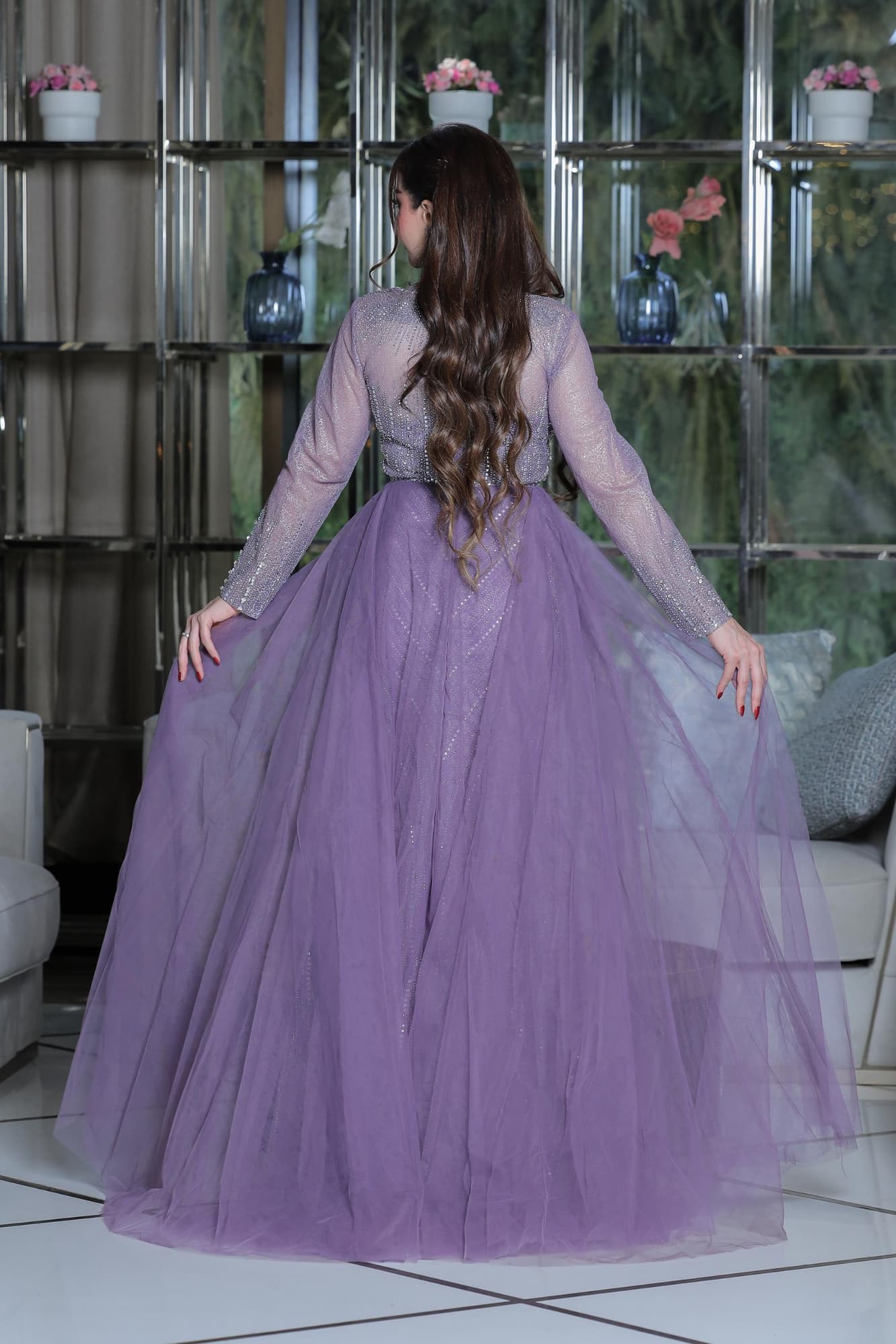 فستان فاخر يمزج بين الرقي والأنوثة في تصميم مزدوج ساحر