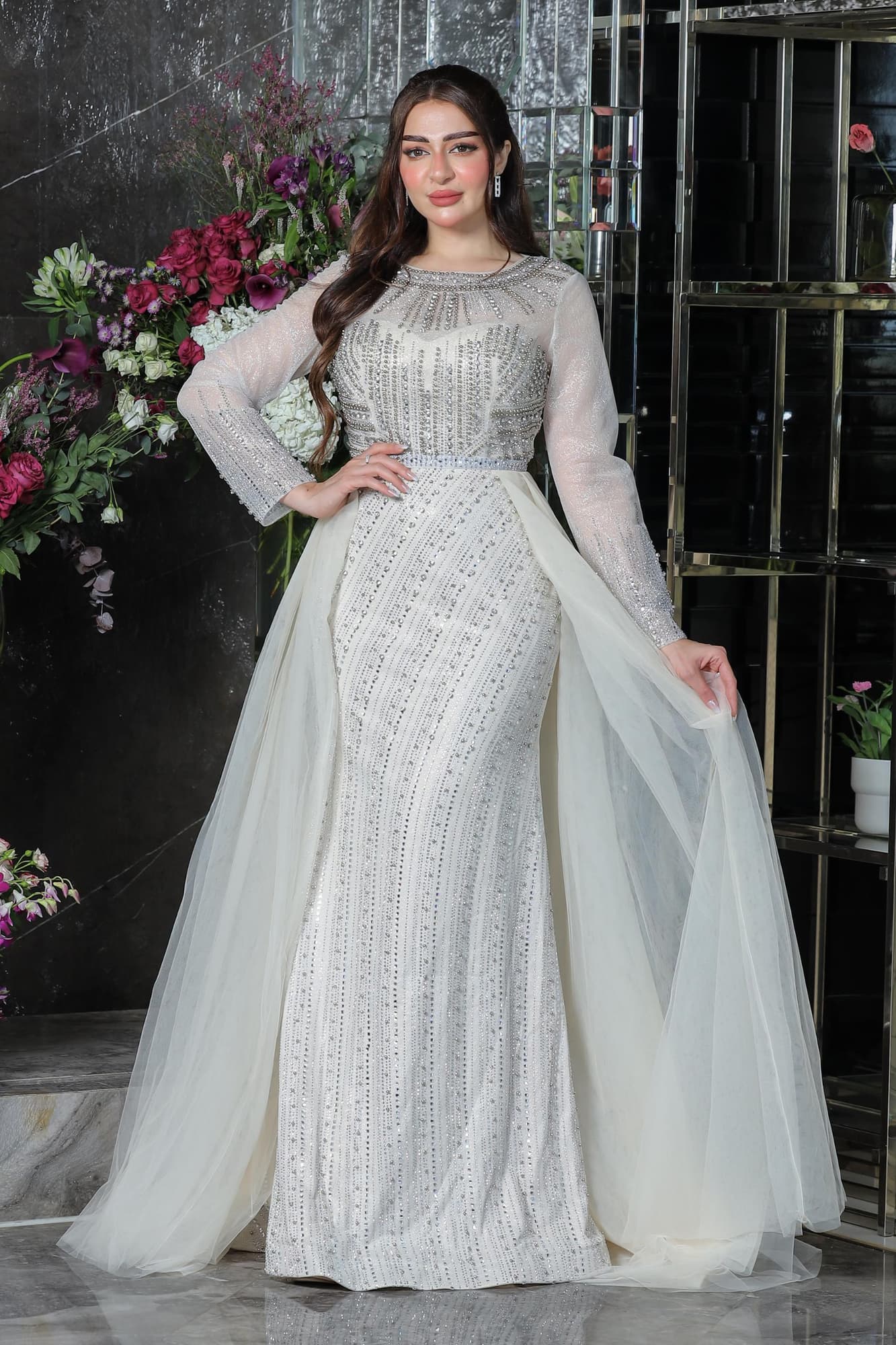 فستان فاخر يمزج بين الرقي والأنوثة في تصميم مزدوج ساحر