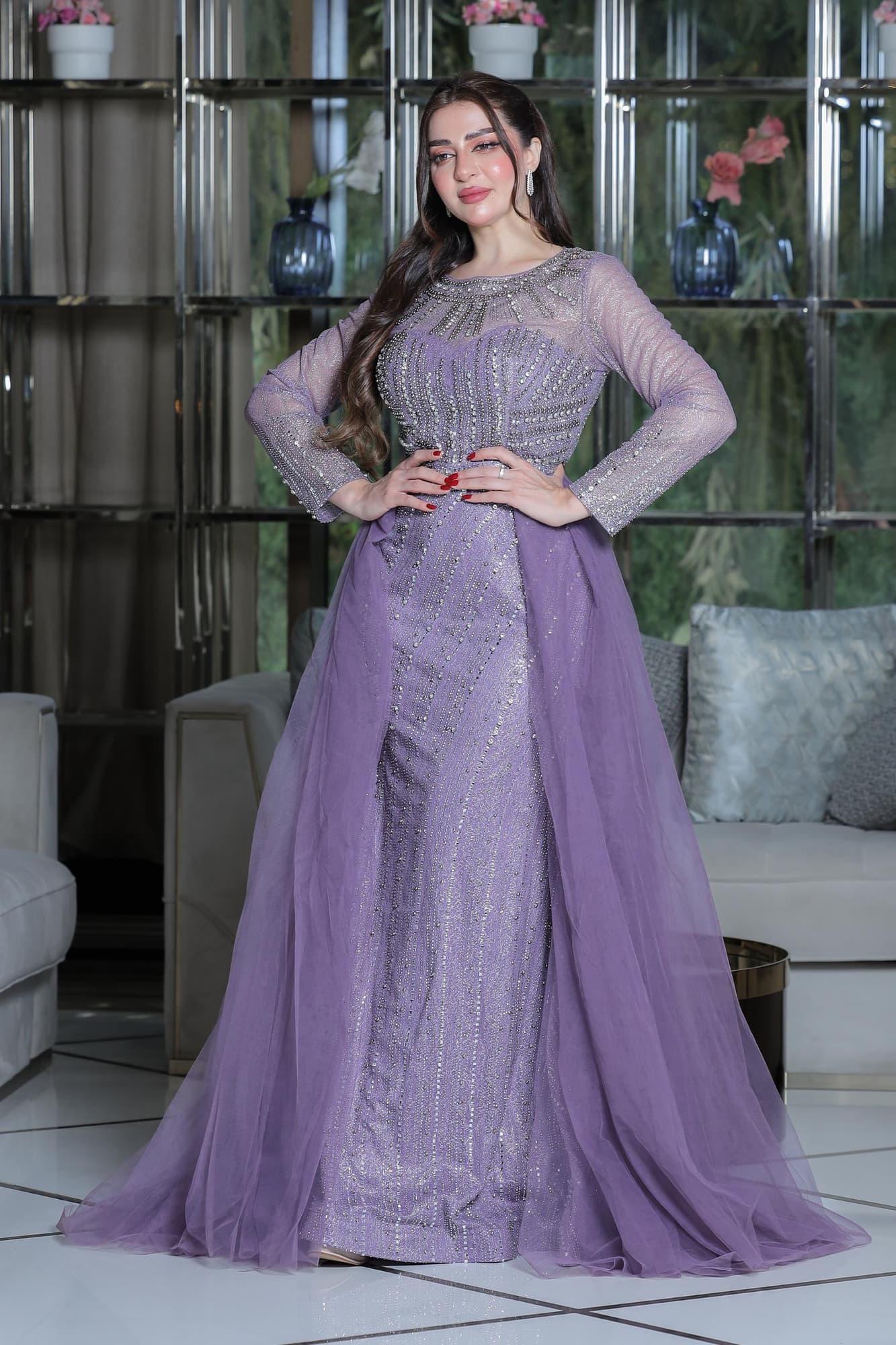 فستان فاخر يمزج بين الرقي والأنوثة في تصميم مزدوج ساحر