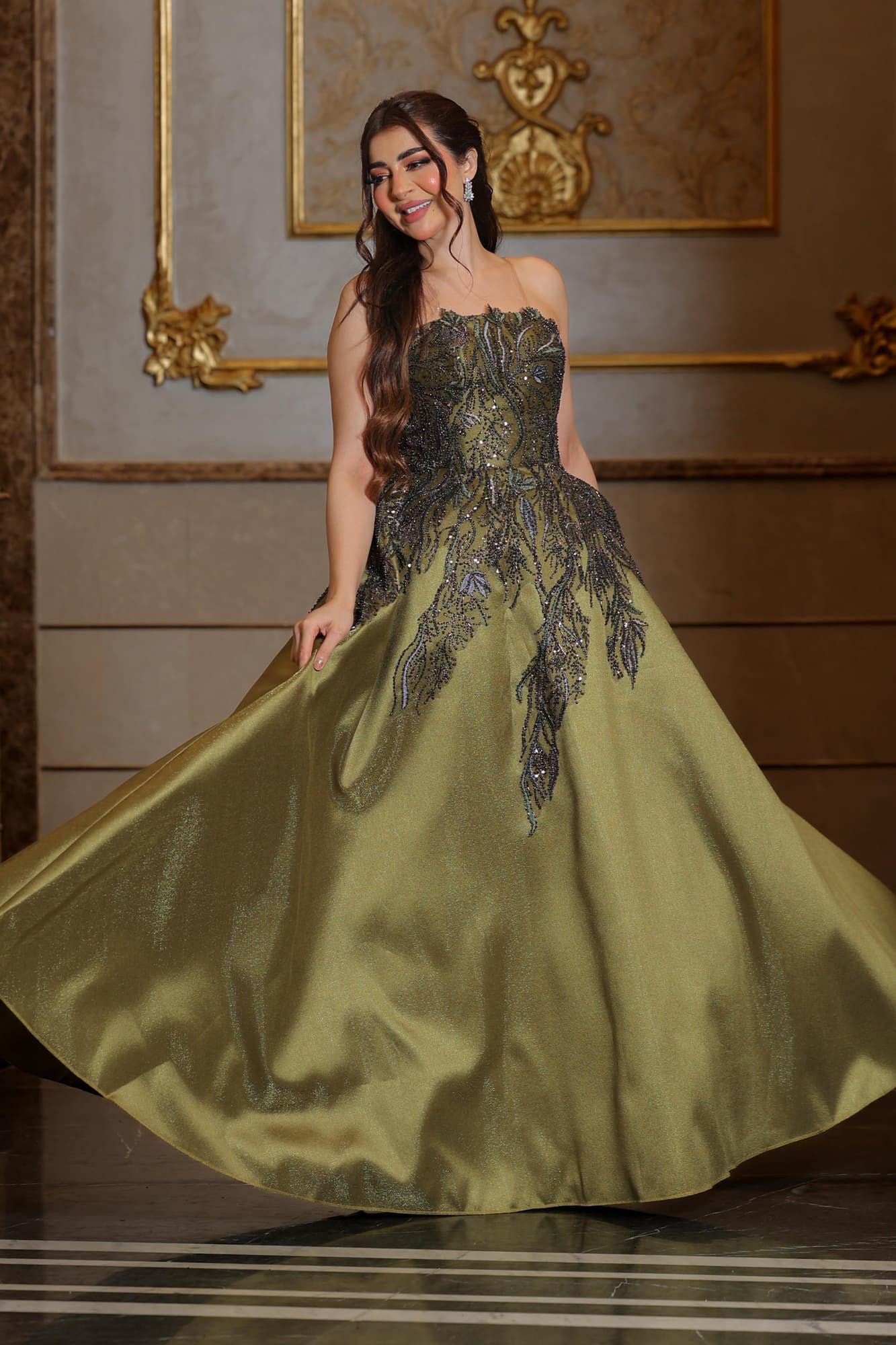 فستان سهرة فاخر بتصميم ملكي يجمع بين الفخامة والنعومة