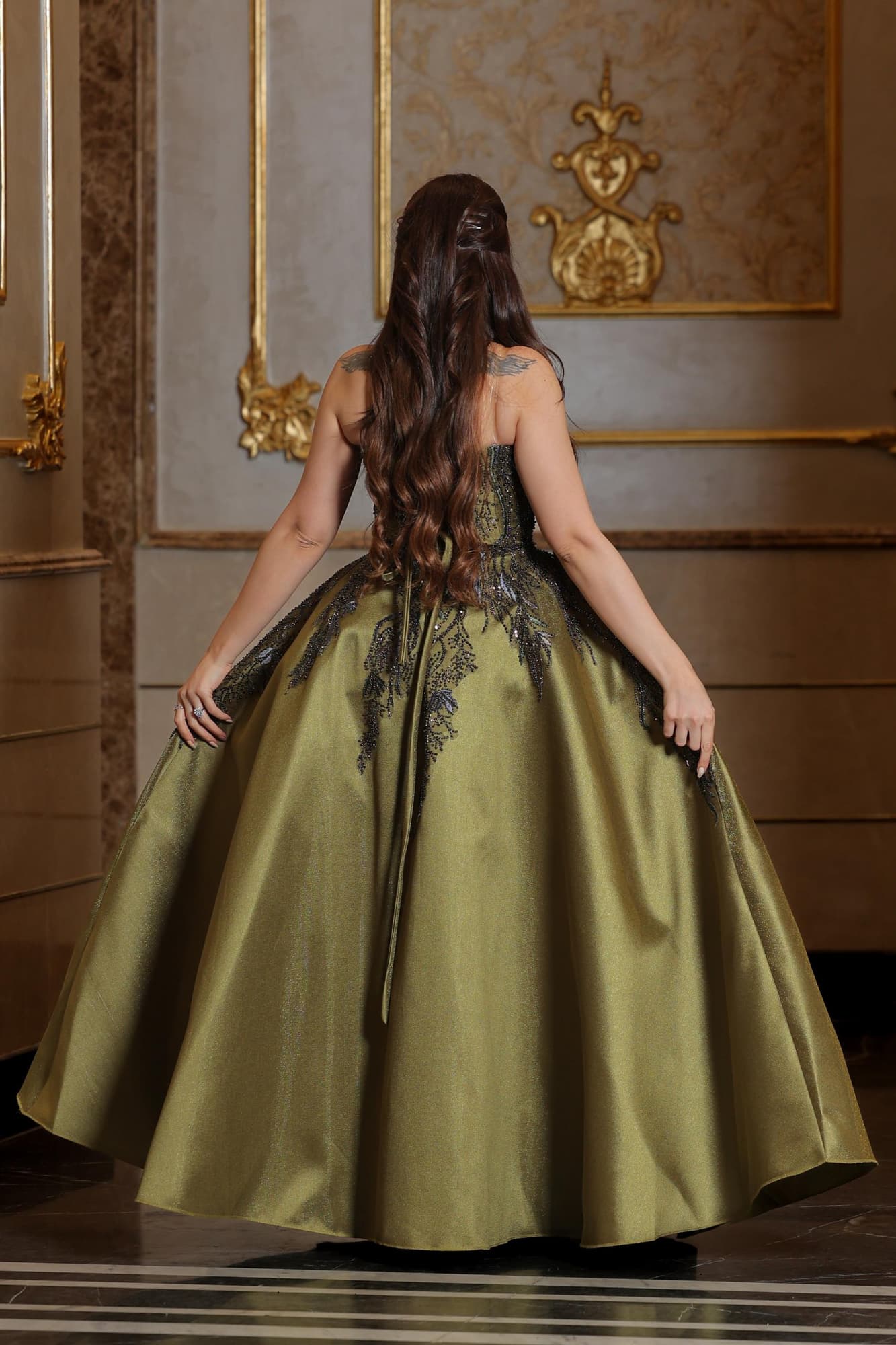 فستان سهرة فاخر بتصميم ملكي يجمع بين الفخامة والنعومة