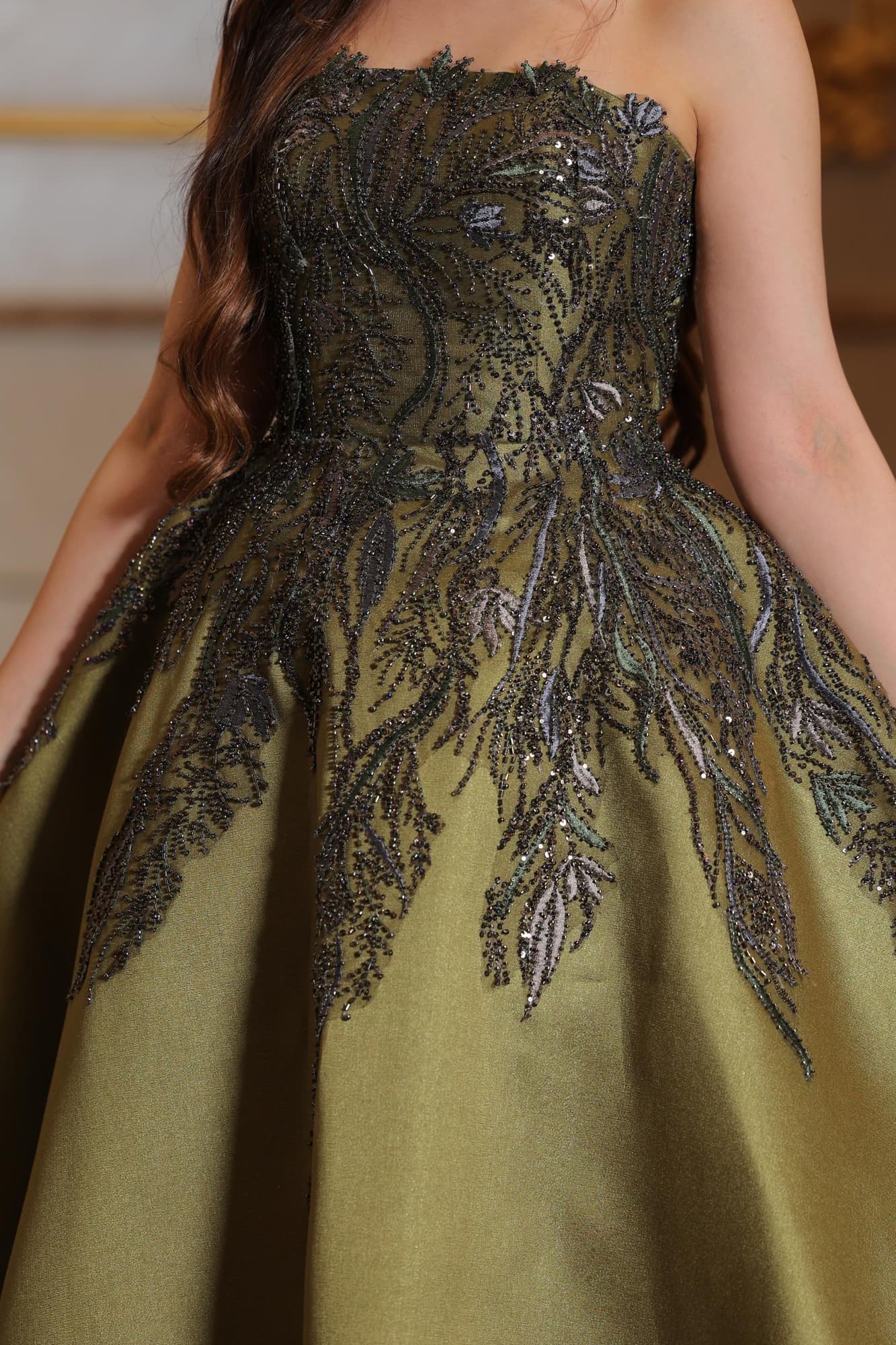 فستان سهرة فاخر بتصميم ملكي يجمع بين الفخامة والنعومة