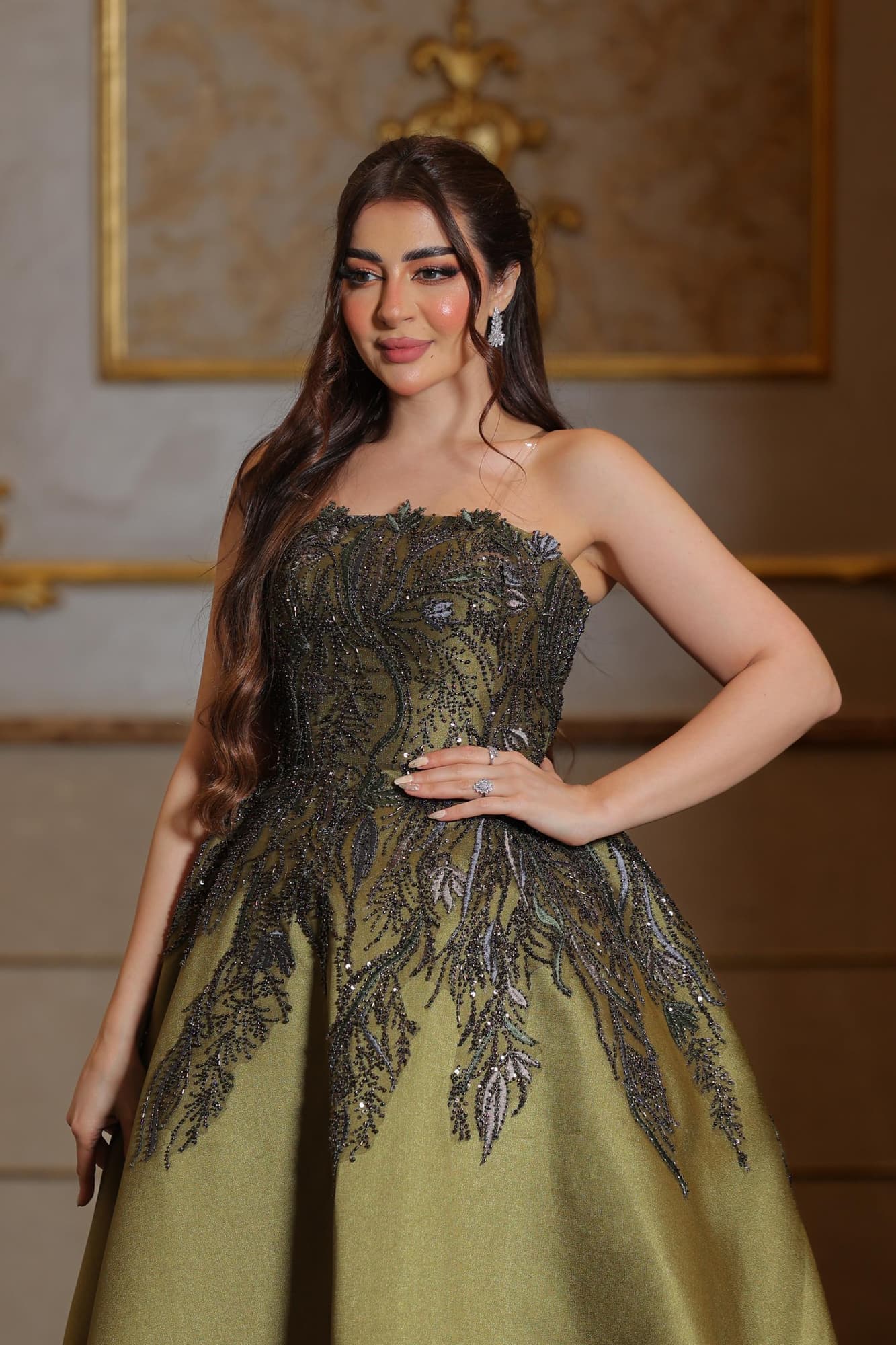 فستان سهرة فاخر بتصميم ملكي يجمع بين الفخامة والنعومة