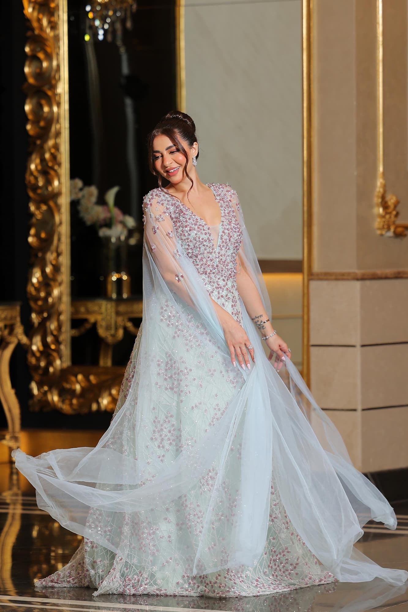 فستان سهرة ناعم وفخم بتدرجات ساحرة بين التيفاني ولمسات وردية لؤلؤية