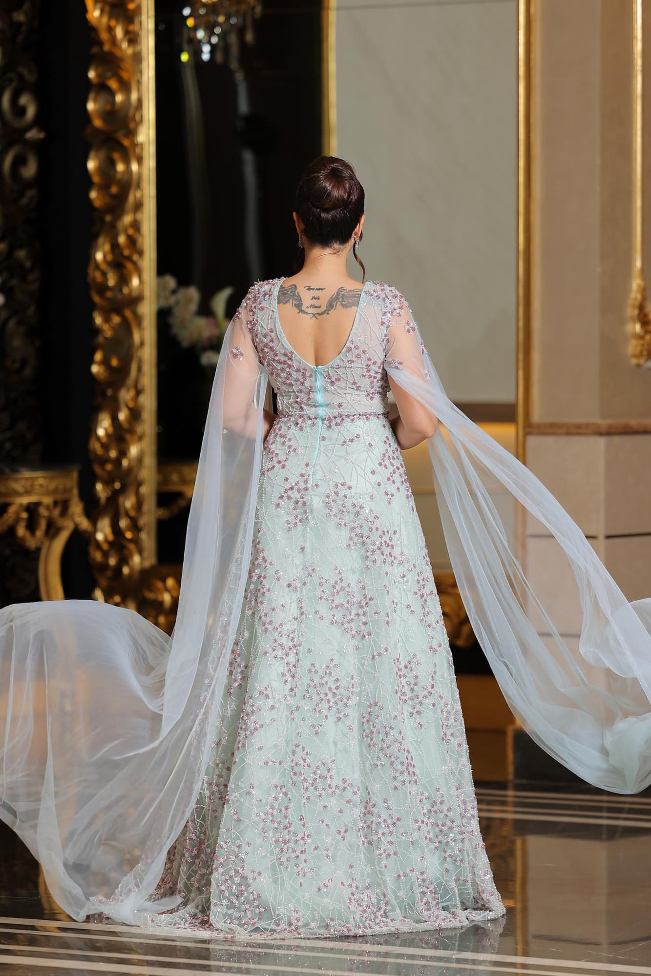 فستان سهرة ناعم وفخم بتدرجات ساحرة بين التيفاني ولمسات وردية لؤلؤية