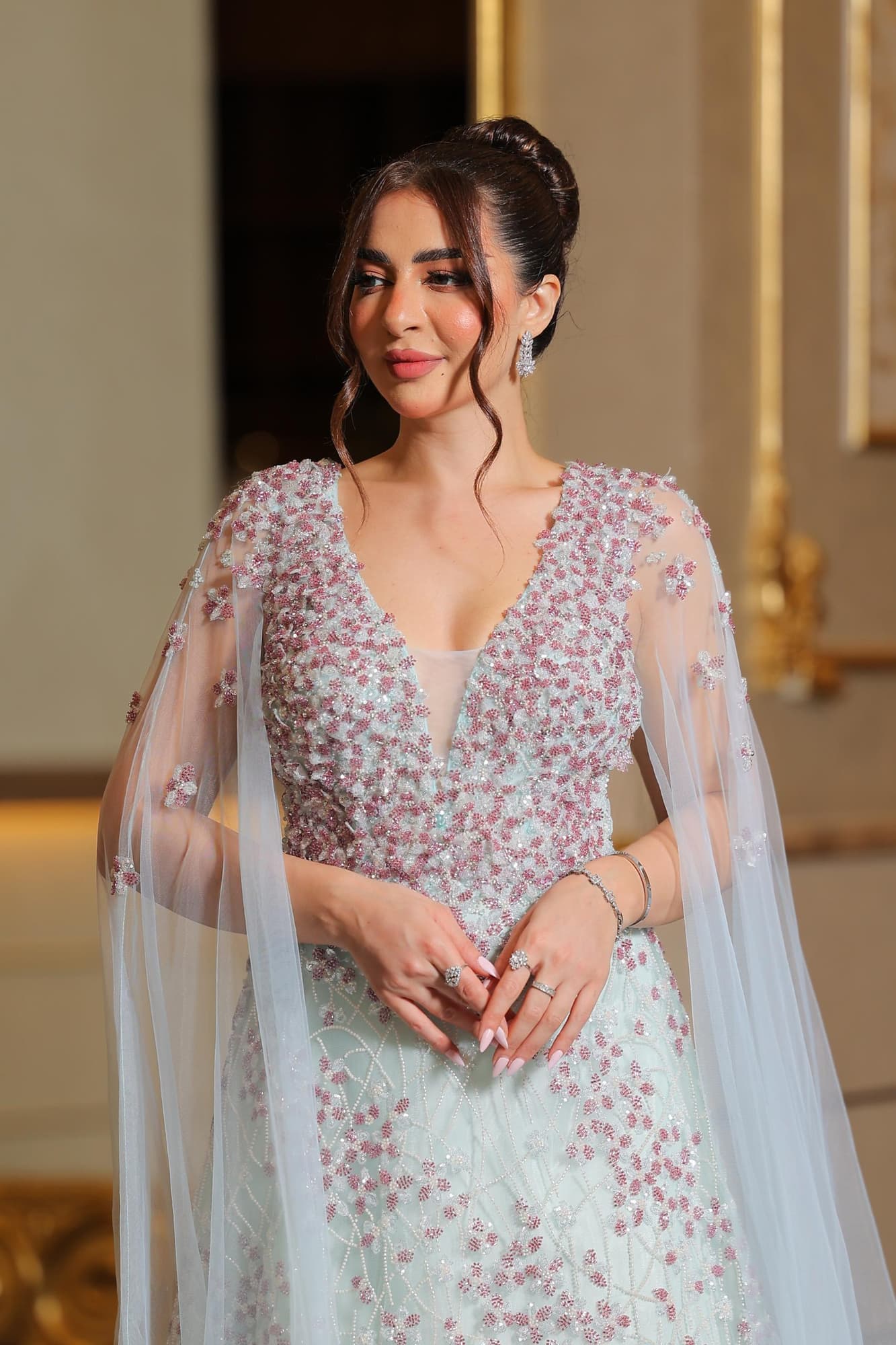 فستان سهرة ناعم وفخم بتدرجات ساحرة بين التيفاني ولمسات وردية لؤلؤية