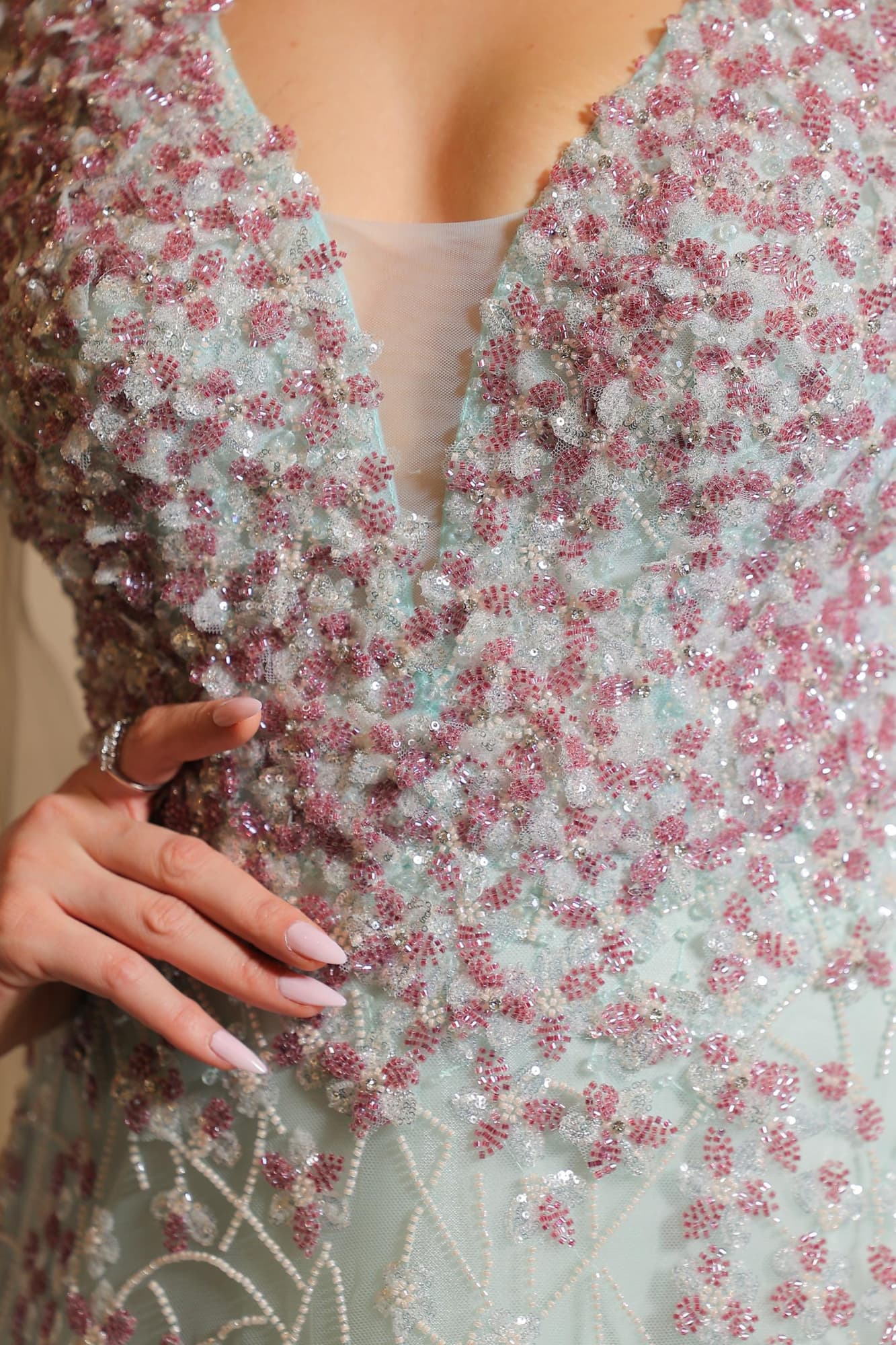 فستان سهرة ناعم وفخم بتدرجات ساحرة بين التيفاني ولمسات وردية لؤلؤية